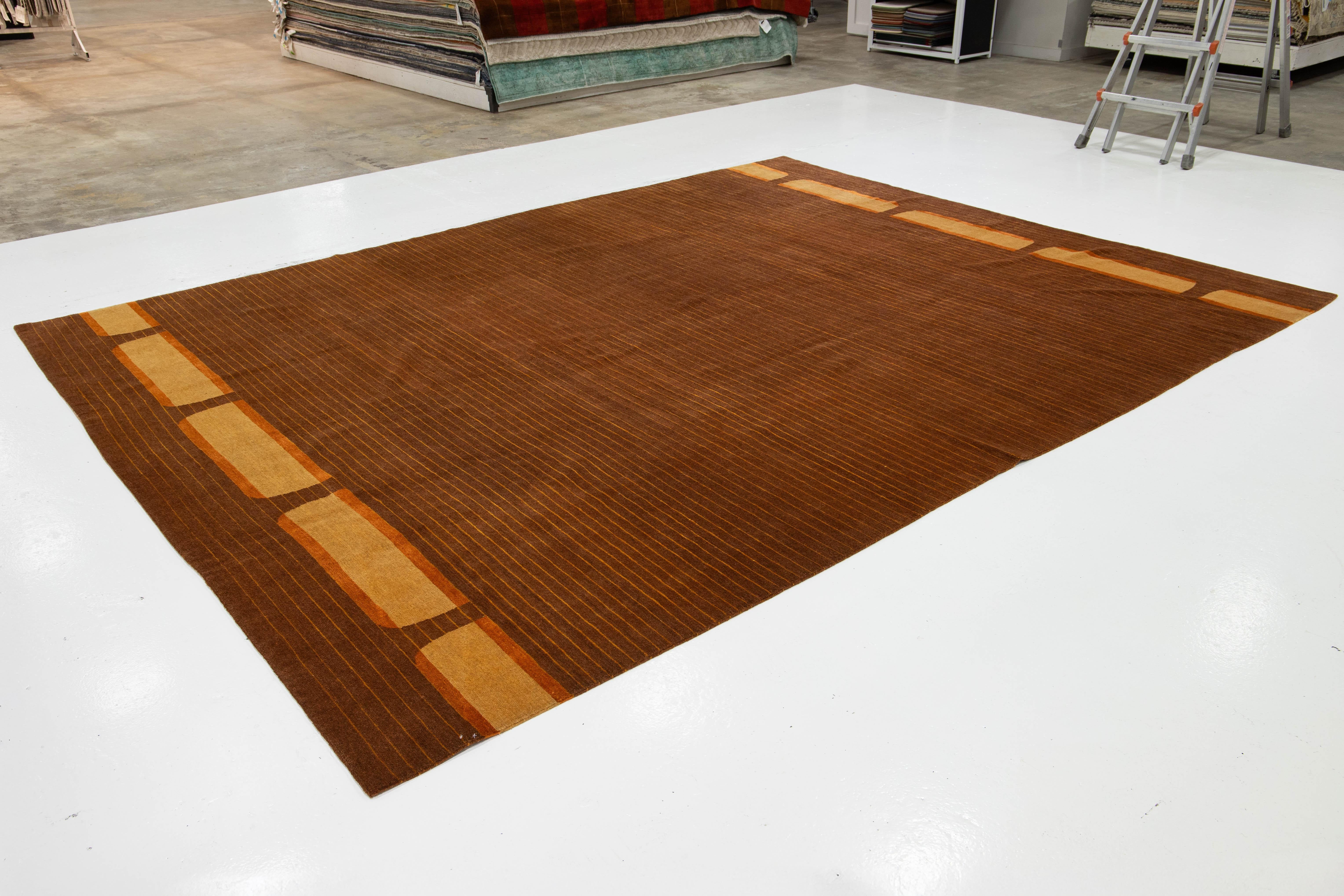 Zeitgenössischer tibetischer Teppich aus brauner Wolle und Seide mit Art-Déco-Design (Nepalesisch) im Angebot