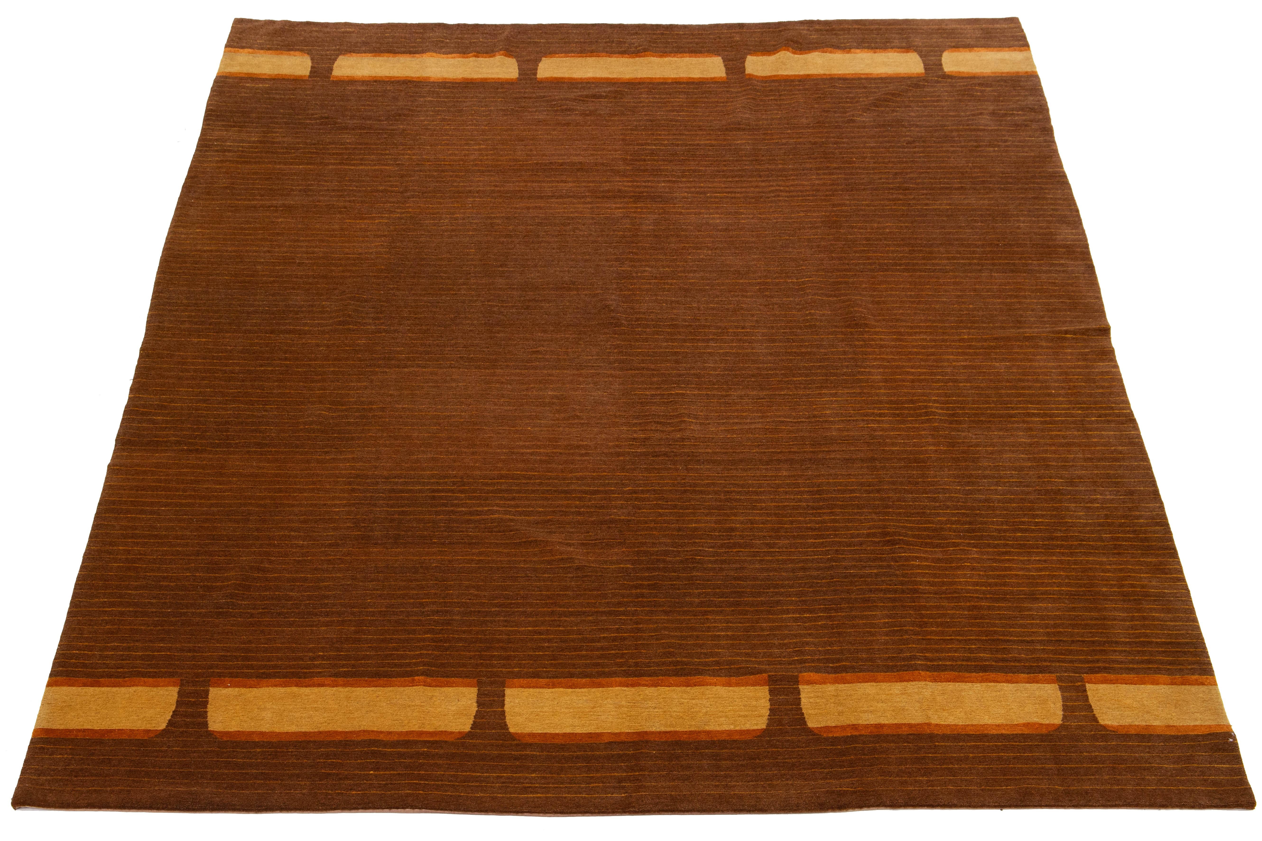 Zeitgenössischer tibetischer Teppich aus brauner Wolle und Seide mit Art-Déco-Design (21. Jahrhundert und zeitgenössisch) im Angebot