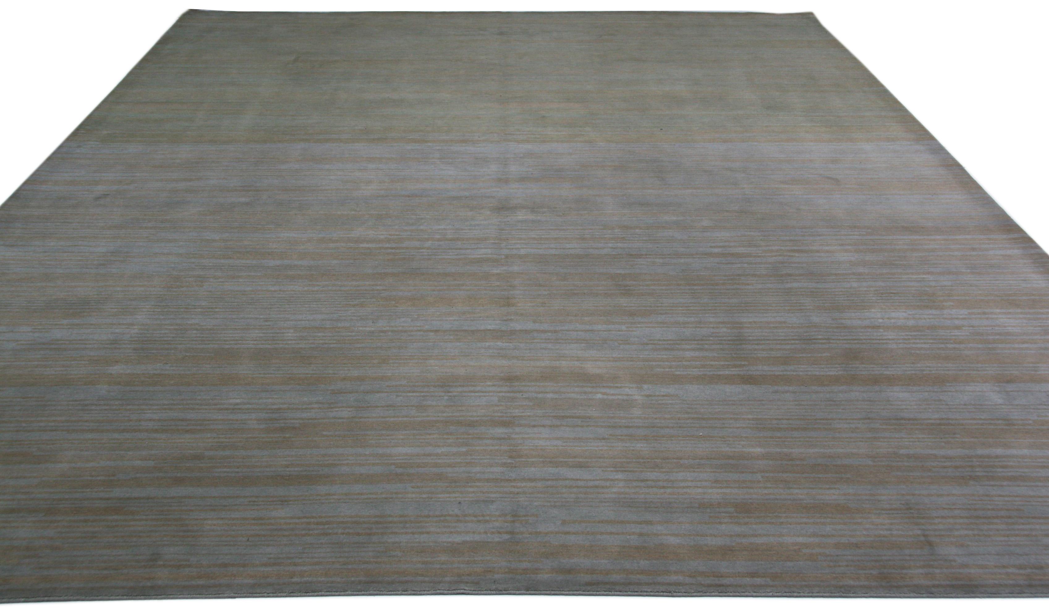 Eine Mischung aus Wolle und Bambusseide macht diesen modernen Teppich im tibetischen Stil sowohl langlebig als auch weich im Griff.  Handgeknüpft in Nepal.  Grau/Charcoal/Rost/Kupfer.  