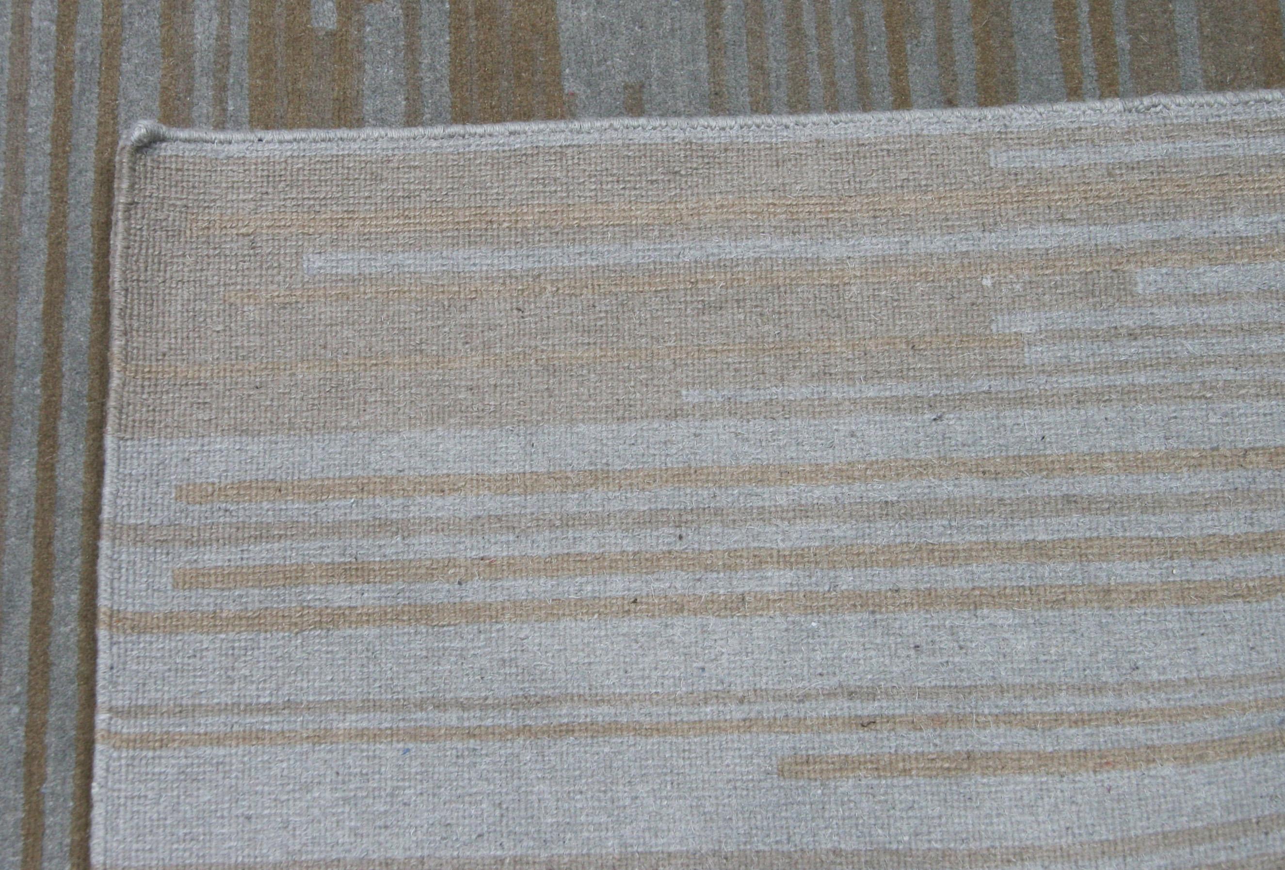 Zeitgenössischer grauer und kupferfarbener Teppich im tibetischen Stil im Zustand „Gut“ im Angebot in Los Angeles, CA