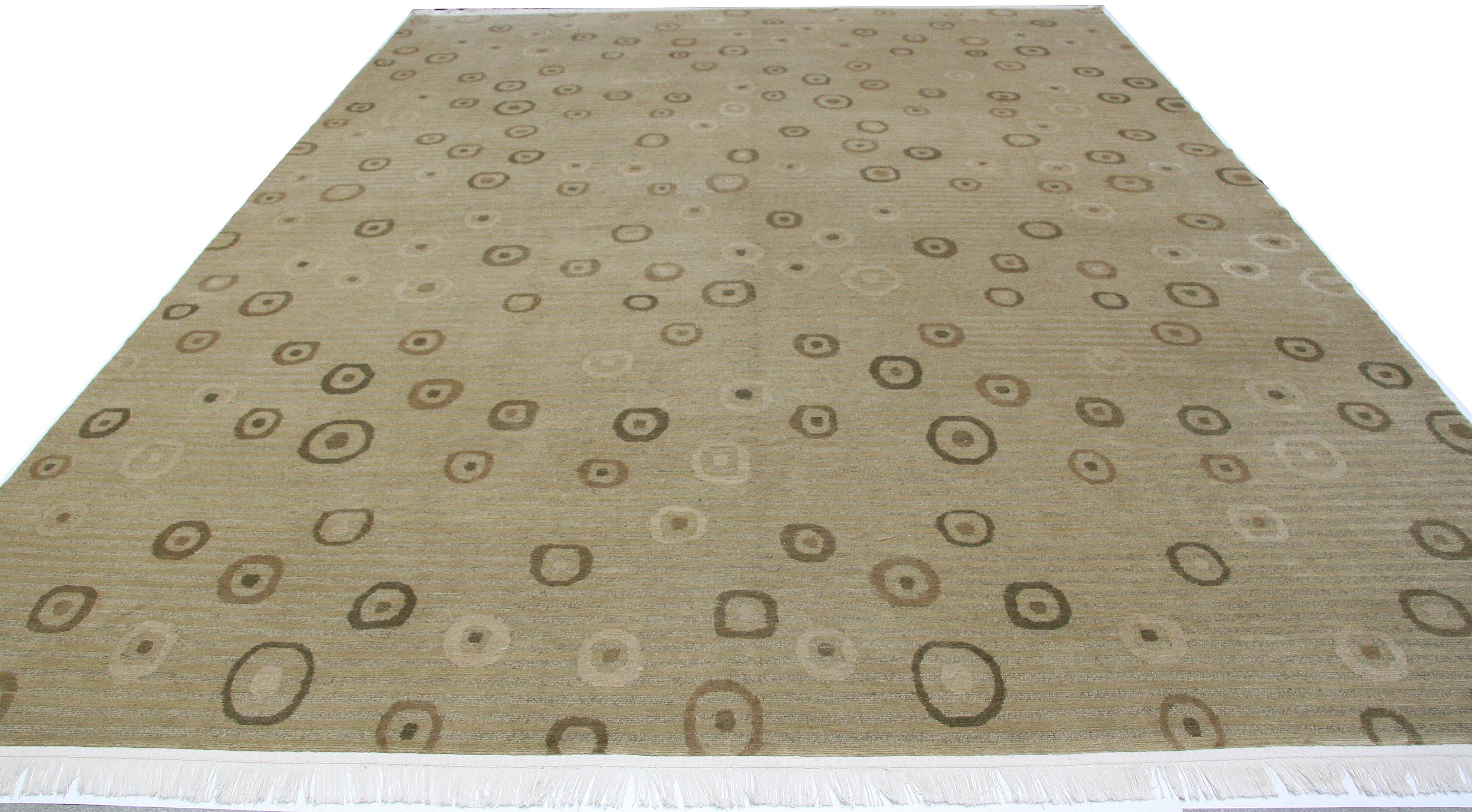 Una encantadora alfombra de lana anudada a mano en cálidos tonos marrones. Una gran pieza de acompañamiento para una variedad de tonos de madera y naturales. Fabricado en Nepal con tintes vegetales naturales.