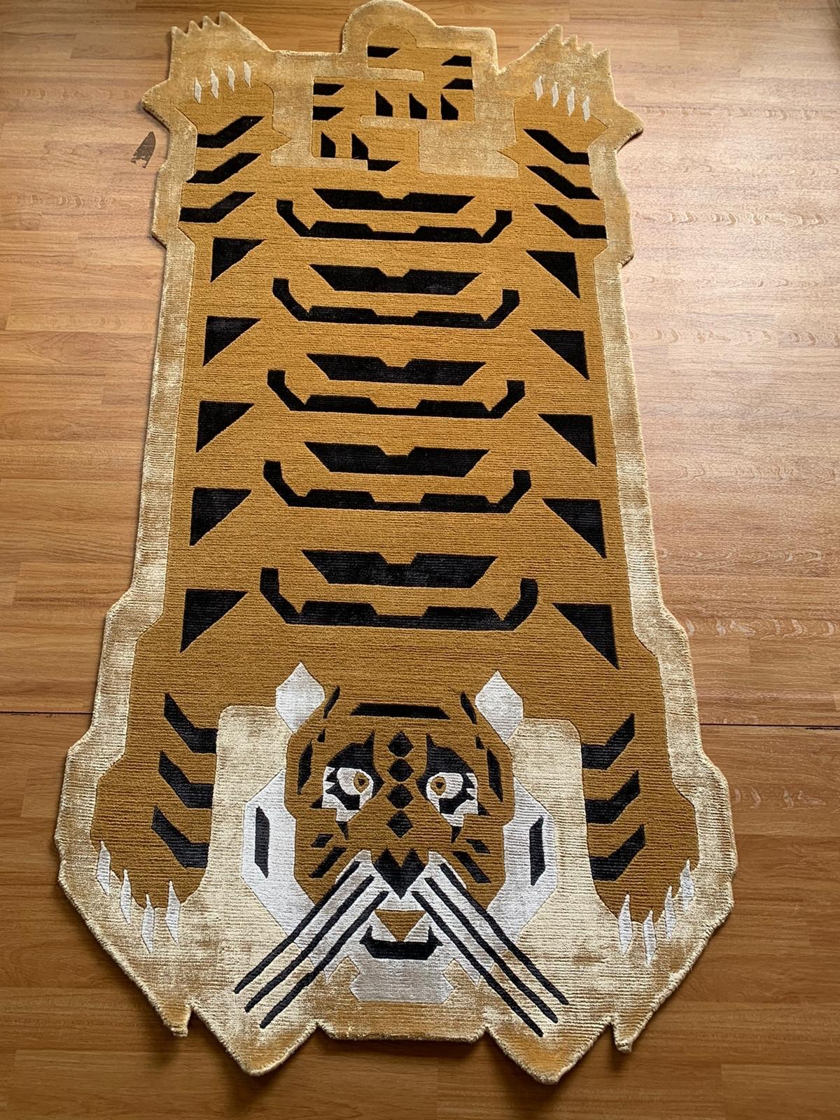 Contemporary Tibetan Tiger Rug by TeHer Art Rugs — Hand-Knotted Himalayan Hemp en vente 5