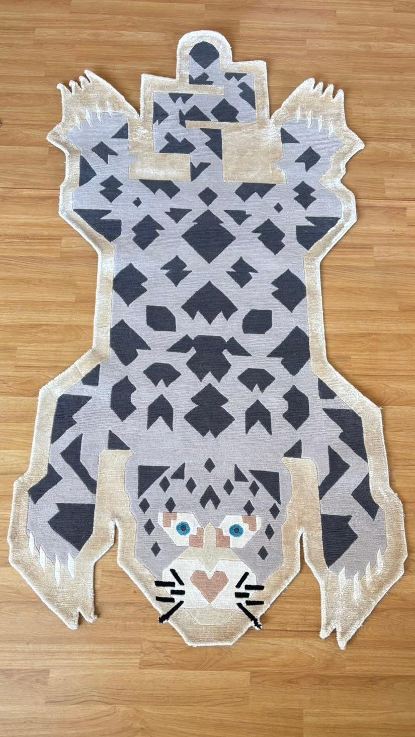Contemporary Tibetan Tiger Rug by TeHer Art Rugs — Hand-Knotted Himalayan Hemp en vente 7