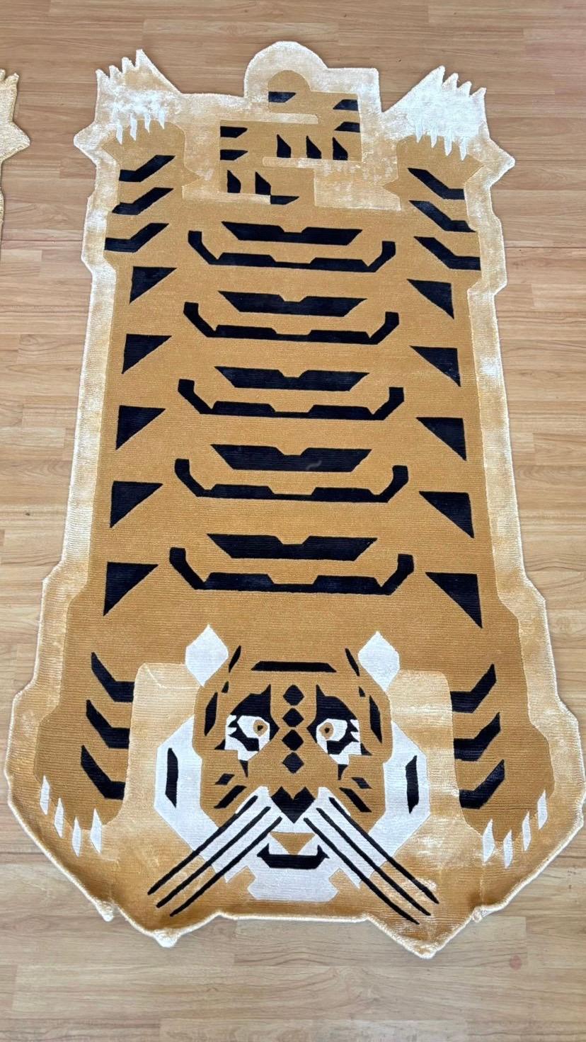 Tapis tibétain tigré contemporain par TeHer Art Rugs - Laine de l'Himalaya nouée à la main en vente 5