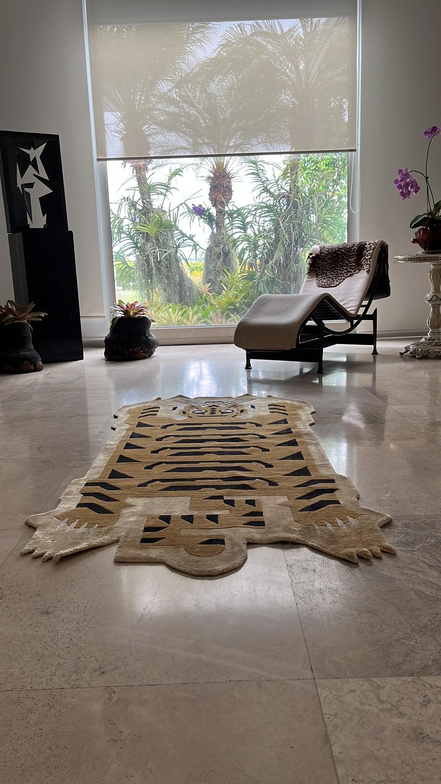 Tapis Tibetan Tiger, contemporain noué à la main en laine de l'Himalaya et soie de bambou par TeHer Art Rugs.

Ce tapis contemporain Tibetan Tiger est une réinterprétation moderne d'un motif himalayen classique, méticuleusement noué à la main au