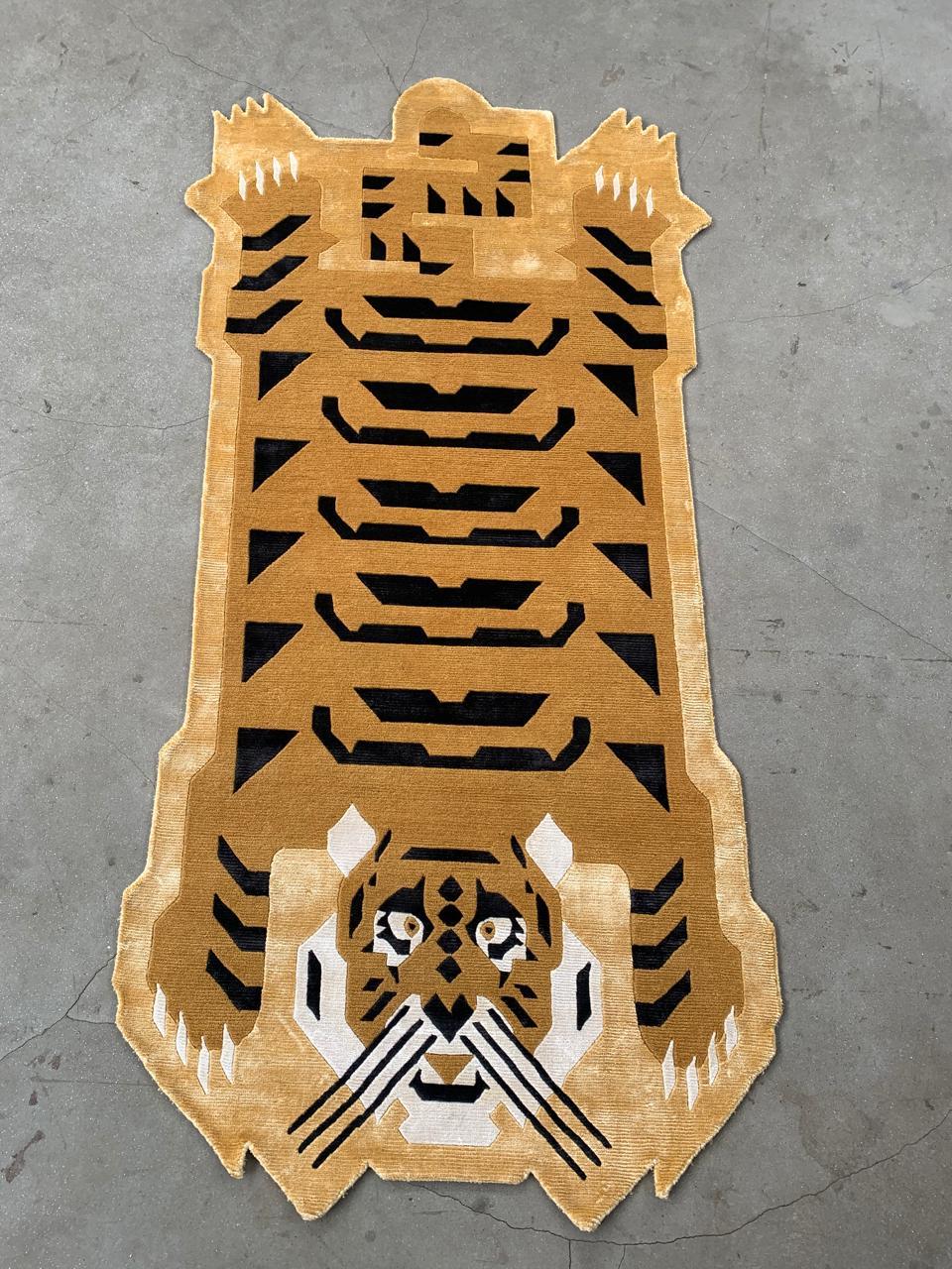 XXIe siècle et contemporain Tapis tibétain tigré contemporain par TeHer Art Rugs - Laine de l'Himalaya nouée à la main en vente