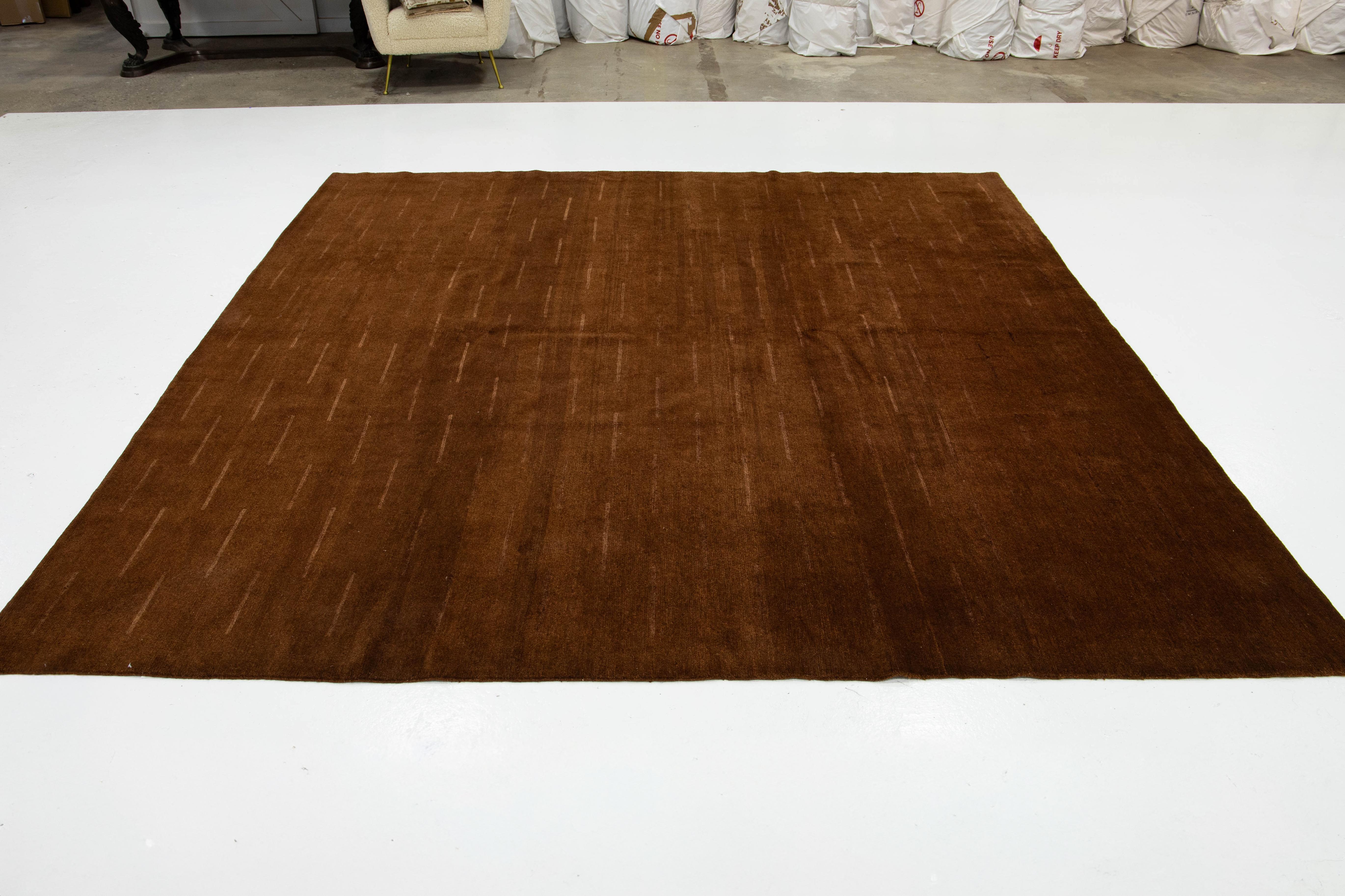 Quadratischer Teppich aus tibetischer Wolle und Seide in Braun im Angebot 1