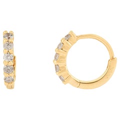 Pendientes de aro tipo «huggie» contemporáneos con pequeños diamantes naturales, en oro amarillo de 18 quilates