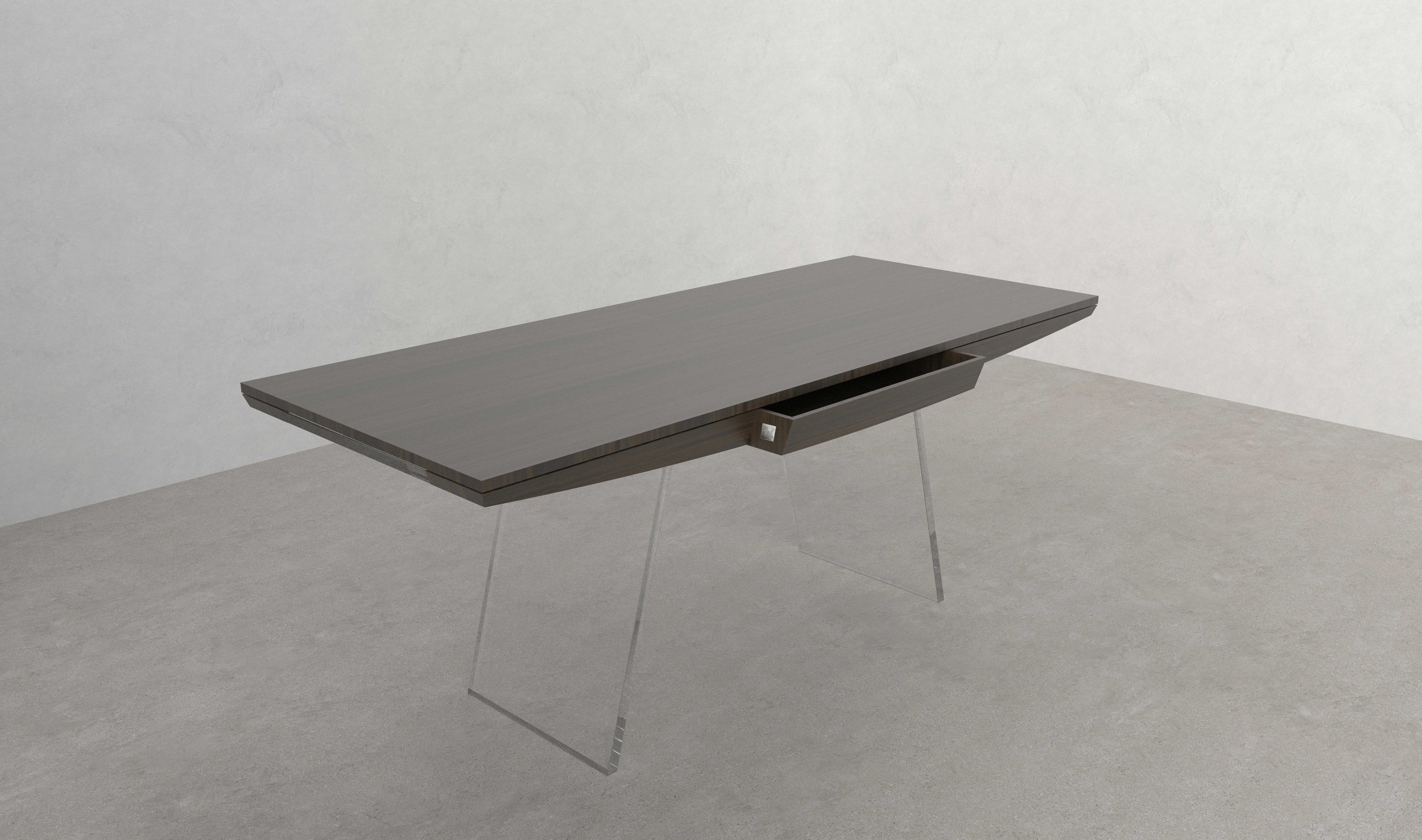 La scrivania Toba, con il suo piano graziosamente arcuato, si ispira alle iconiche creste del tetto delle case Toba Batak dell'Indonesia. Piano in Wood Wood e base in lucite trasparente.

piano: noce ebanizzato 
base: lucite trasparente