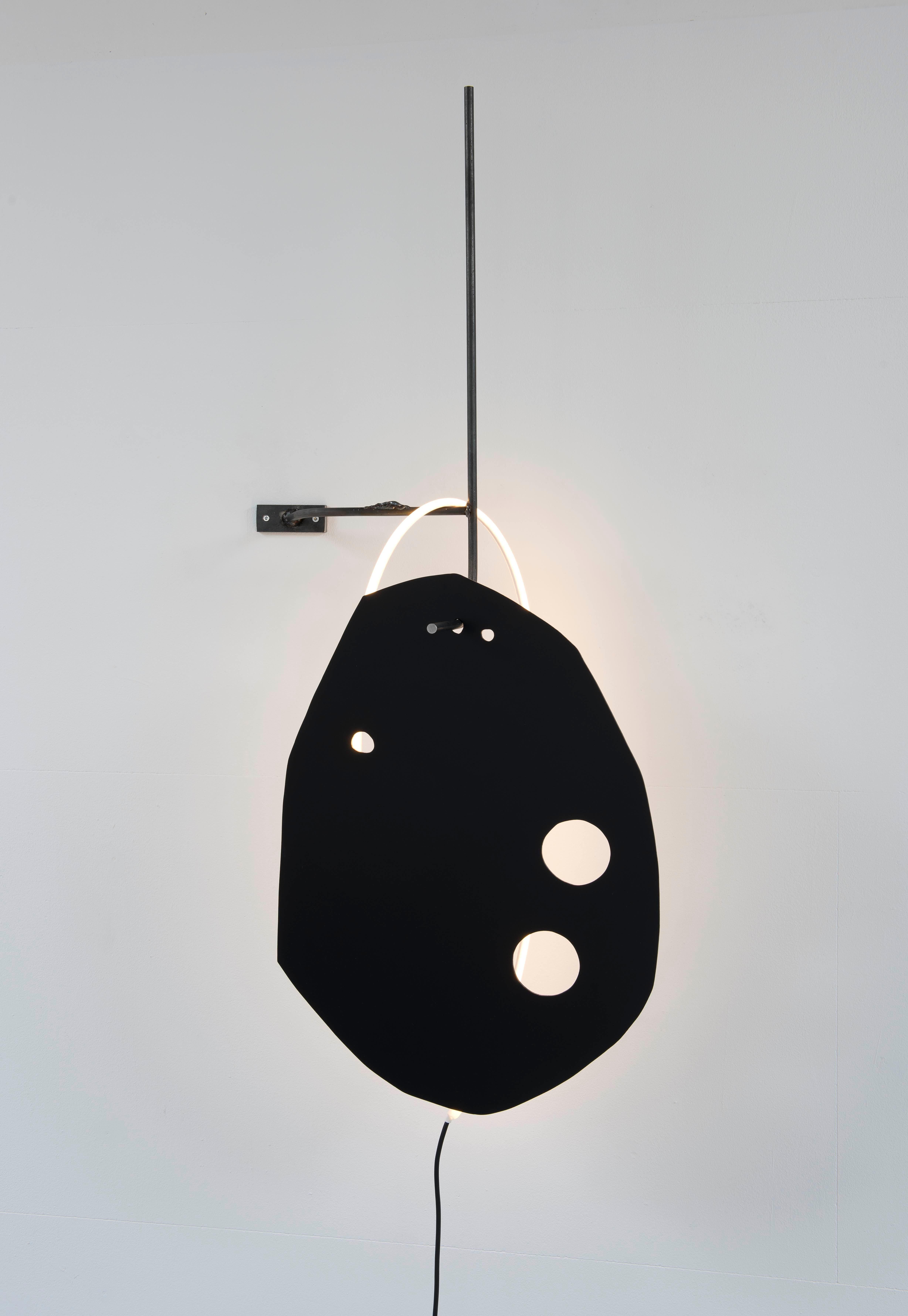 Moderno Lampada da parete nera contemporanea 'Tomorrow was a good day' di Cristian Andersen in vendita