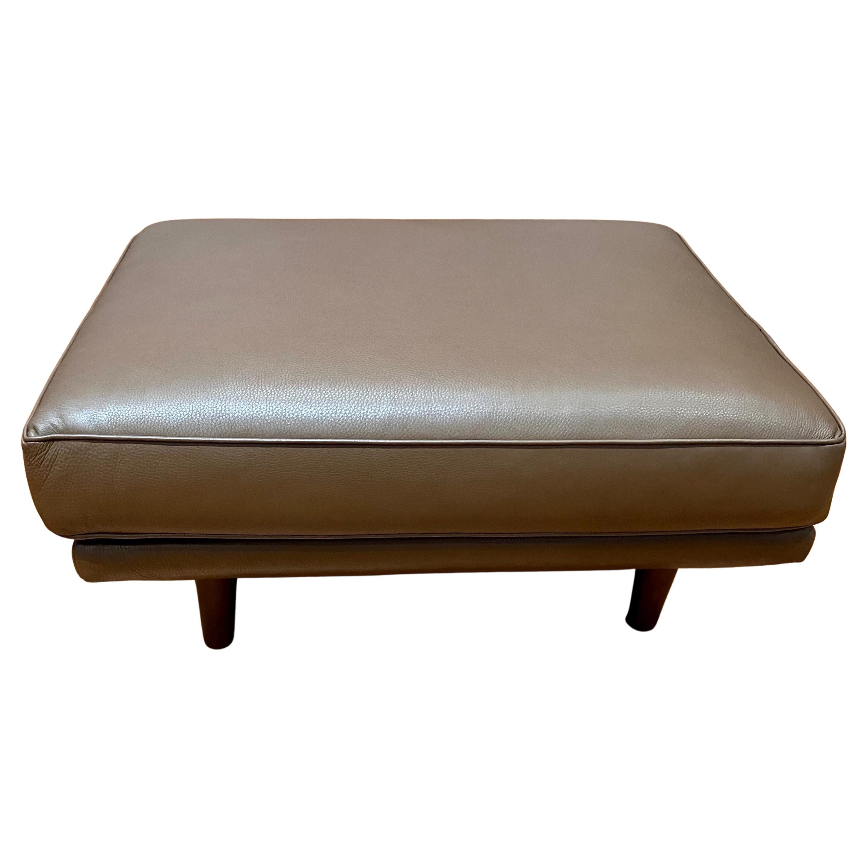 Pouf contemporain en cuir marron de qualité supérieure avec pieds en noyer