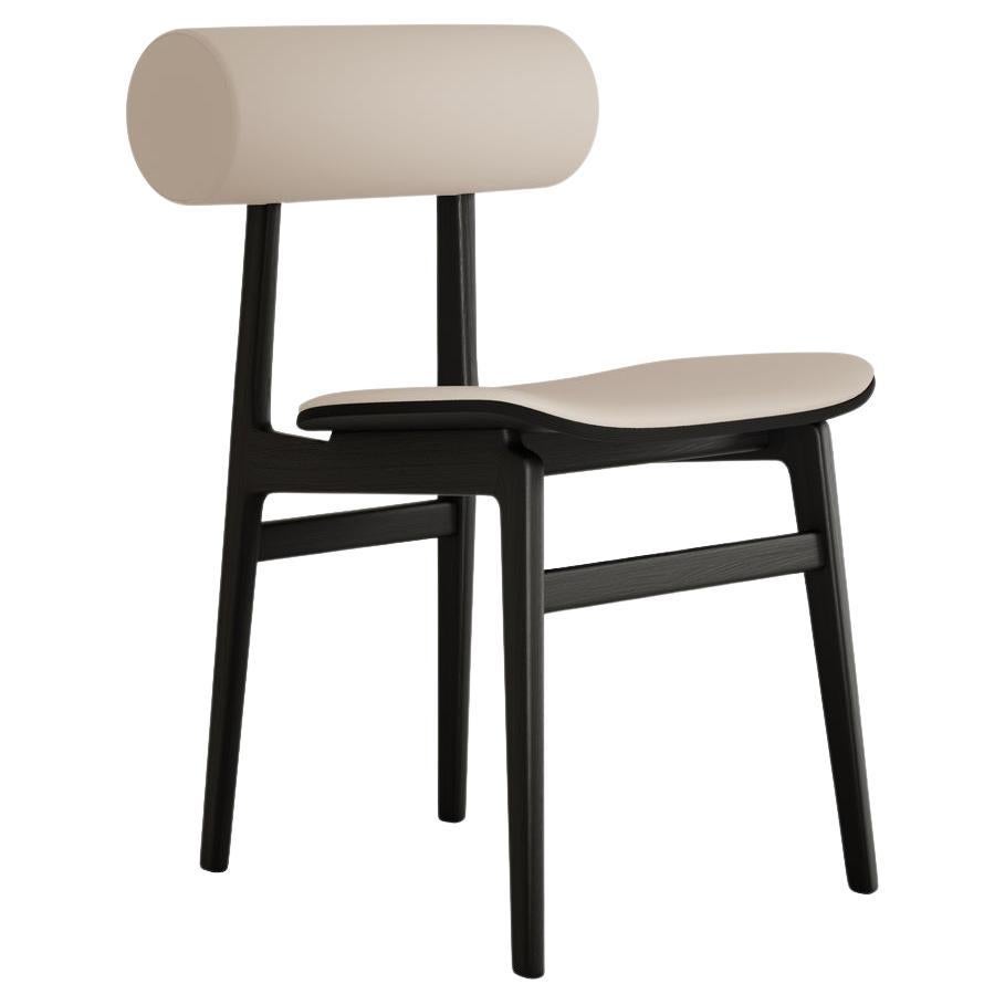 Sedia Totem Contemporary di Norr11, Oak nero, schienale e seduta in pelle