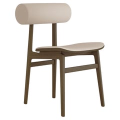 Silla Totem Contemporánea de Norr11, roble ahumado claro, respaldo y asiento de cuero