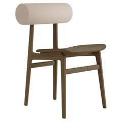 Silla Totem Contemporánea de Norr11, roble ahumado claro, respaldo de cuero (Terra Lime)