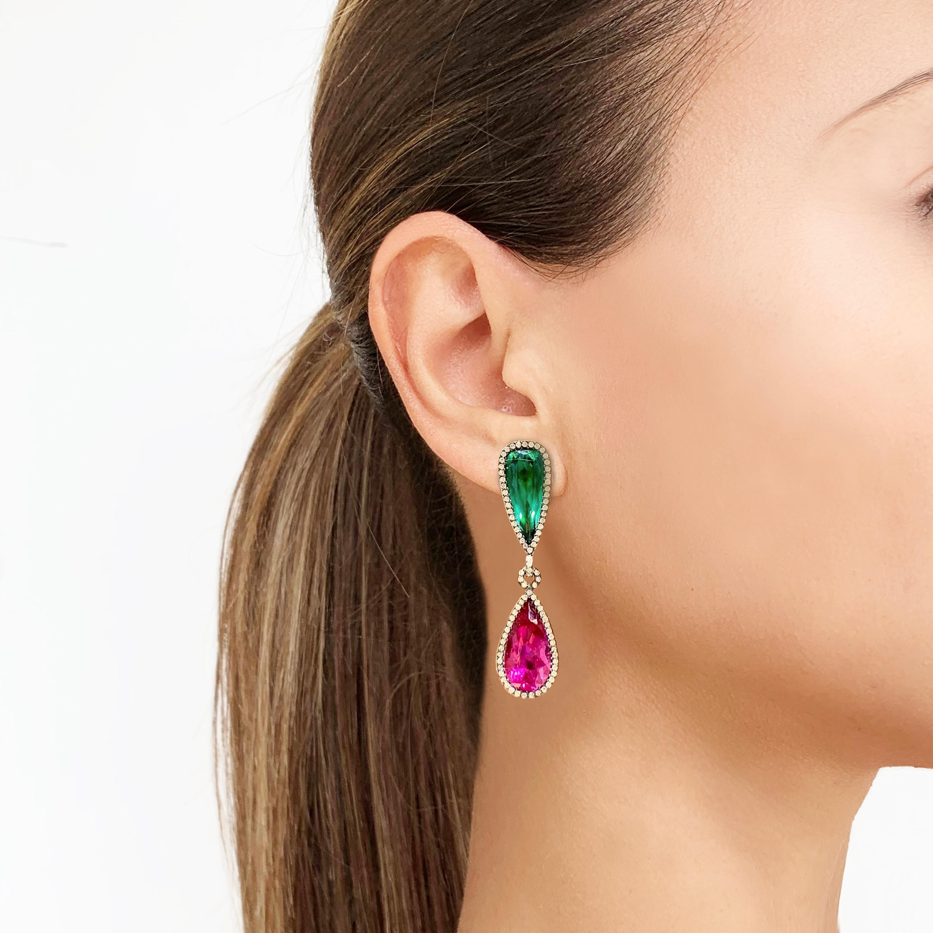 Rosior by Manuel Rosas Contemporary Dangle Earrings Manufactured in 19.2 Karat Gold featuring 4 Pear Cut Tourmalines from Mozambique:
- 2 Pink Tourmalines with 11,34 ct,
- 2 green Tourmalines with 7,76 ct,
and:
- 194 
