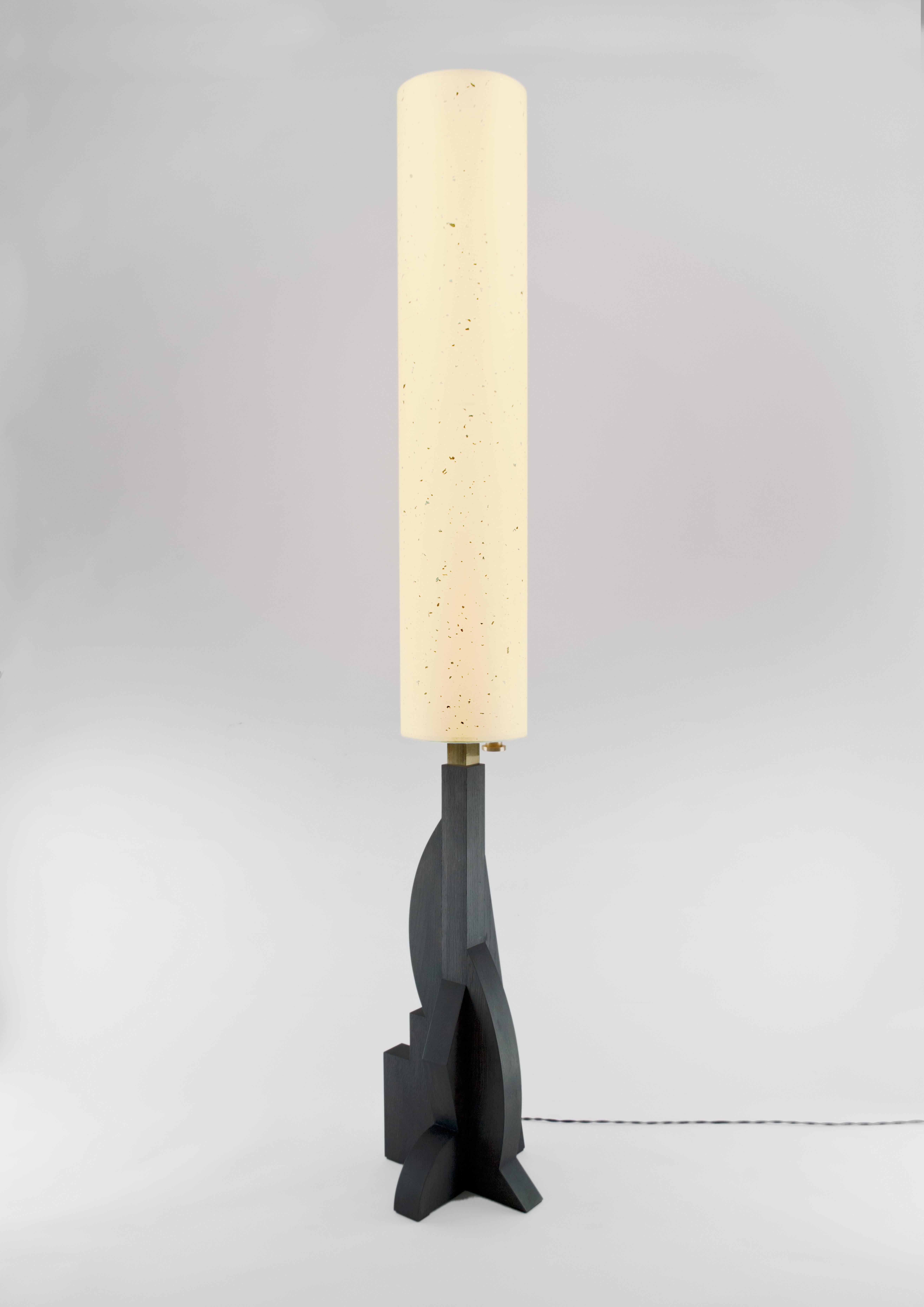 Zeitgenössische Stehlampe im Tower-Stil mit geometrischem Eichenholzsockel und japanischem Papierschirm (Britisch) im Angebot