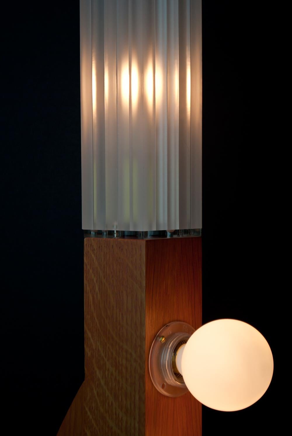 Contemporary Tower Stehleuchte mit Terracotta Geometric Oak Base & Frosted Shade (Postmoderne) im Angebot