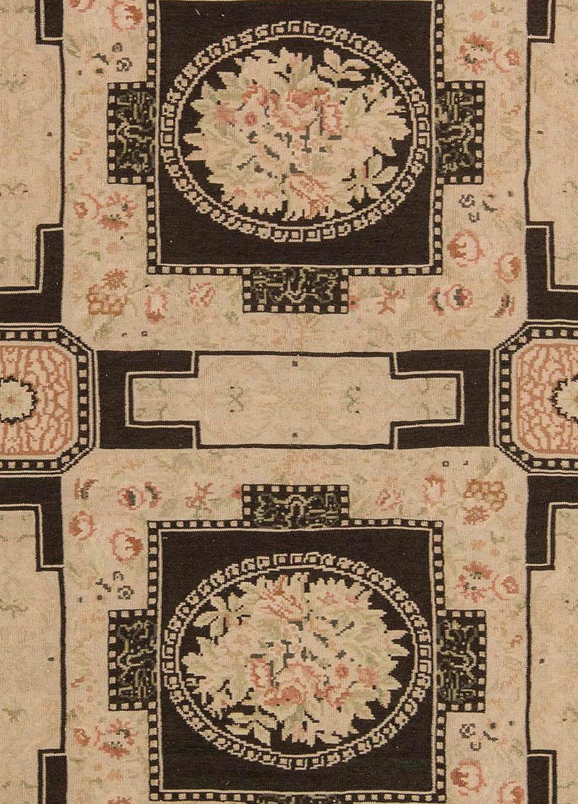 Zeitgenössischer, traditioneller, europäisch inspirierter Teppich aus Bessarabien von Doris Leslie Blau.
Größe: 10'0