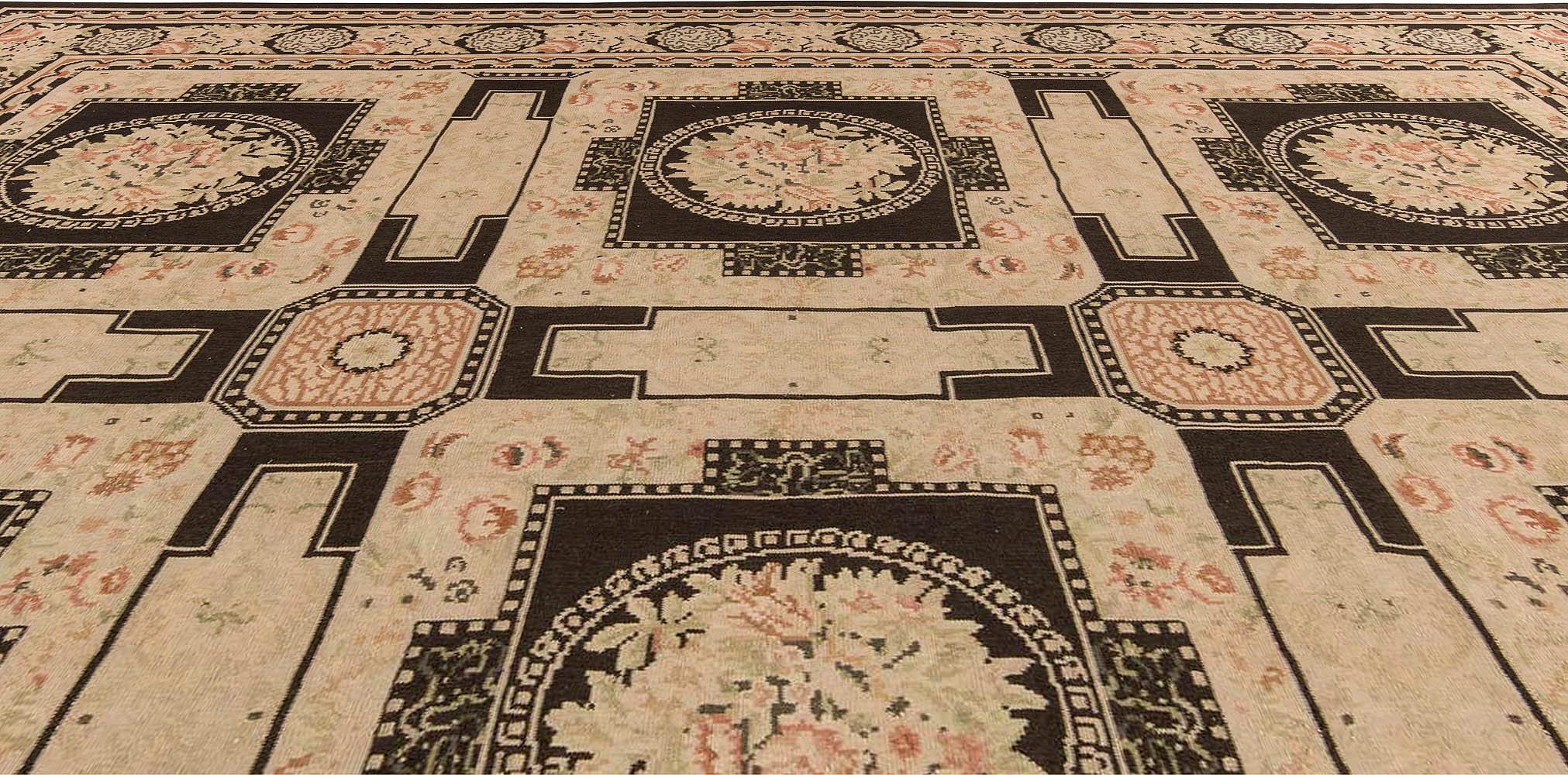 Zeitgenössischer, traditioneller, europäischer, inspirierter bessarabischer Teppich von Doris Leslie Blau (Bessarabisch) im Angebot