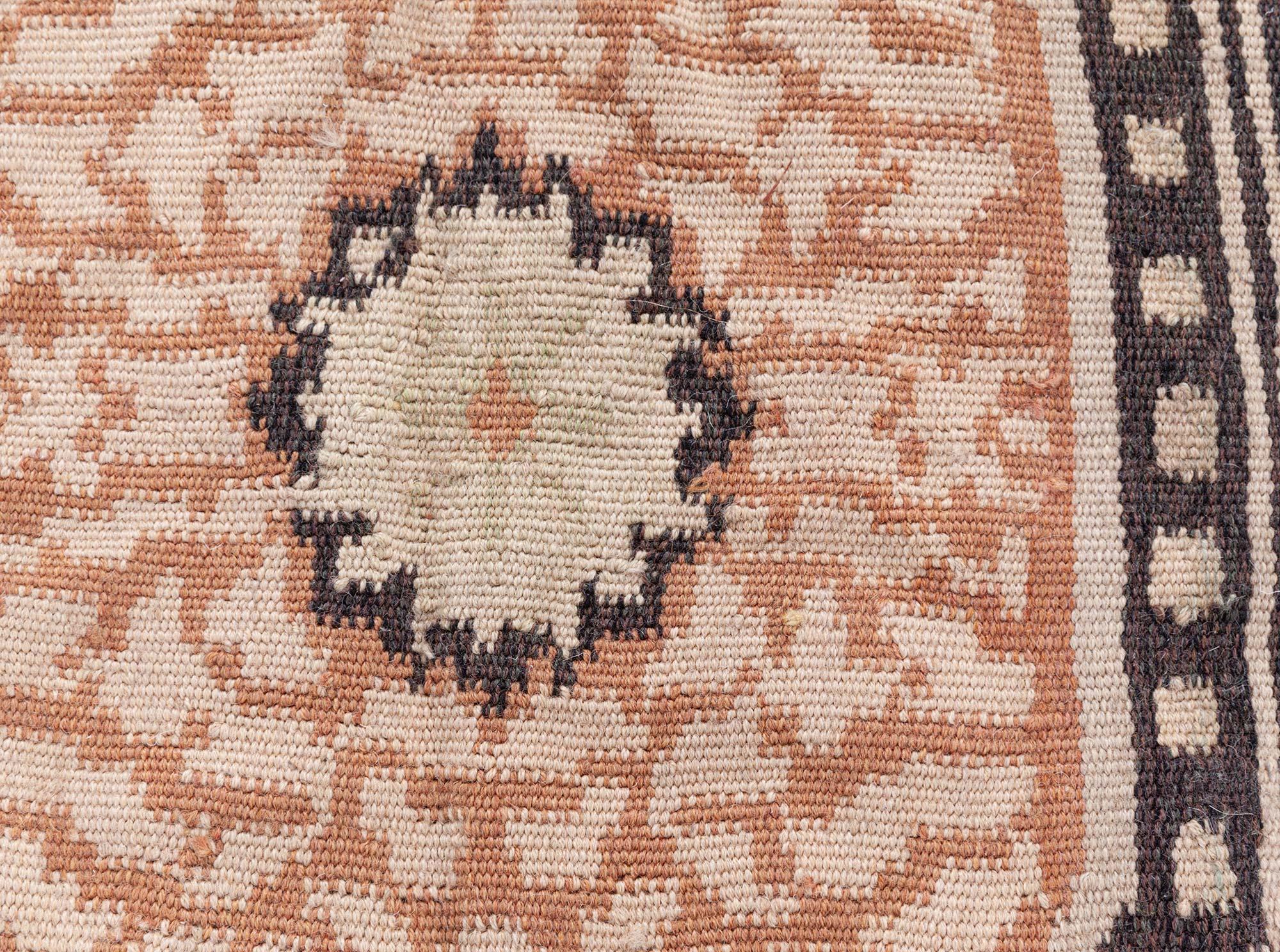 Zeitgenössischer, traditioneller, europäischer, inspirierter bessarabischer Teppich von Doris Leslie Blau (Bessarabisch) im Angebot