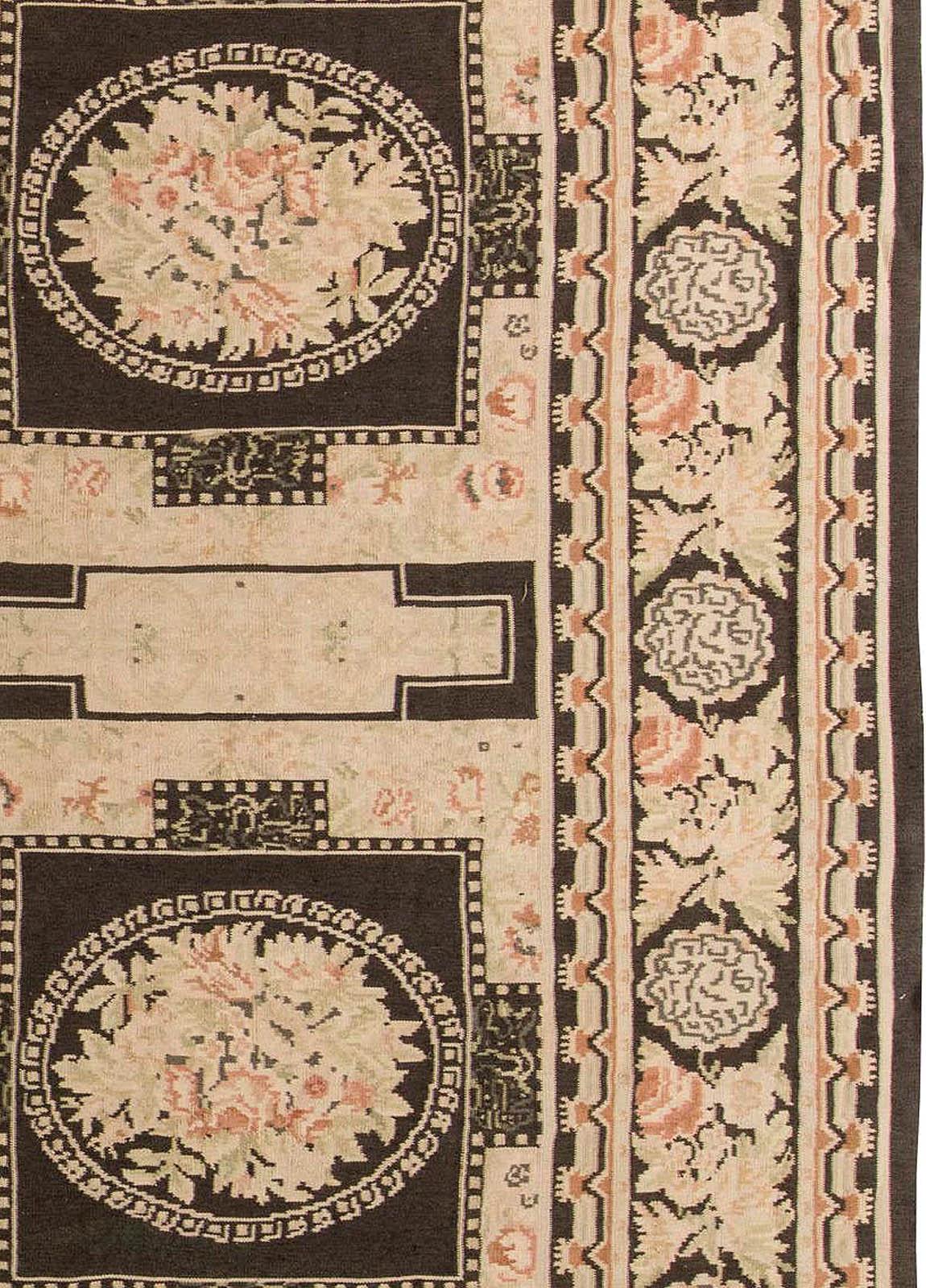 Zeitgenössischer, traditioneller, europäischer, inspirierter bessarabischer Teppich von Doris Leslie Blau (Chinesisch) im Angebot