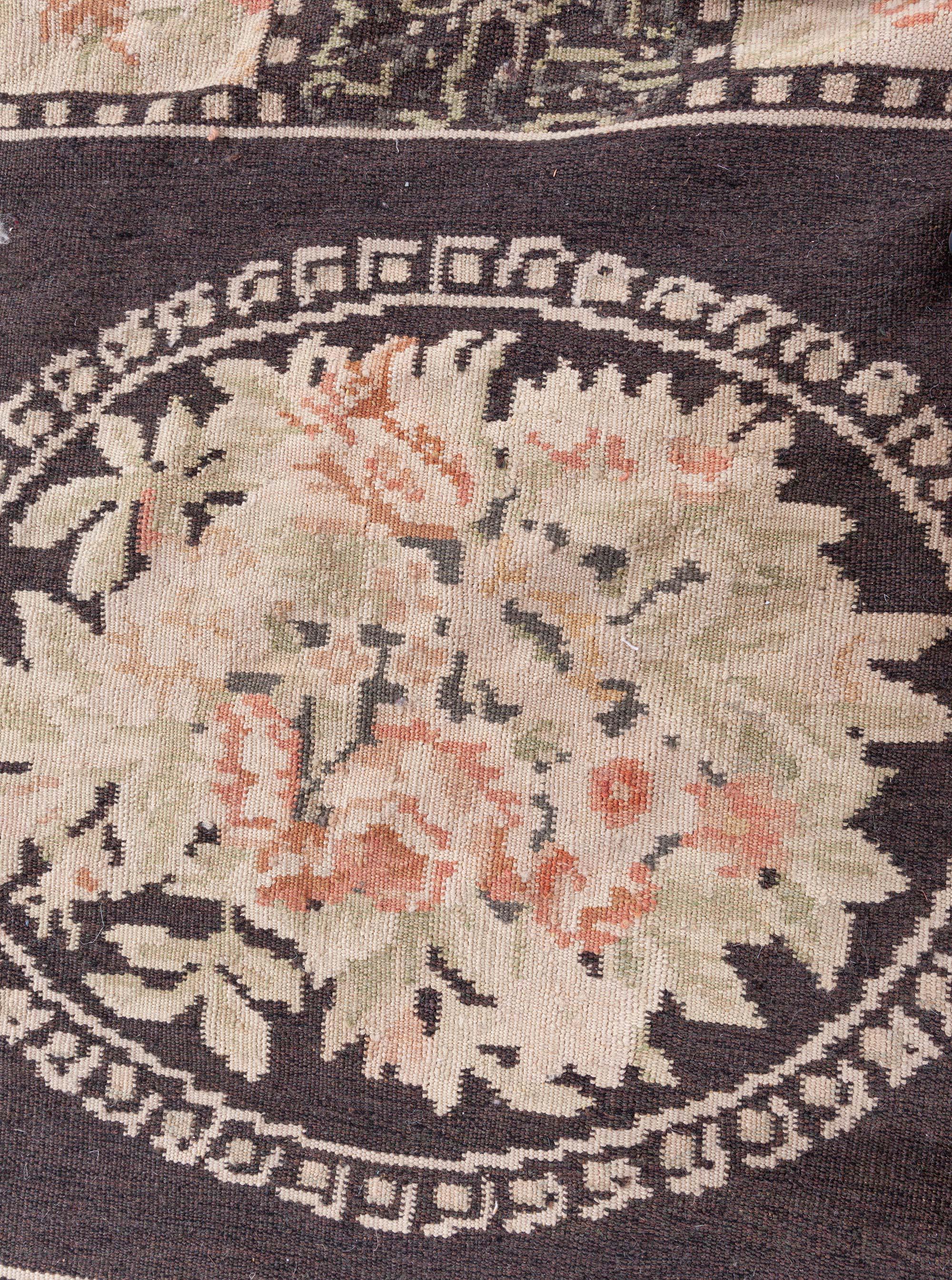 Zeitgenössischer, traditioneller, europäischer, inspirierter bessarabischer Teppich von Doris Leslie Blau (Chinesisch) im Angebot