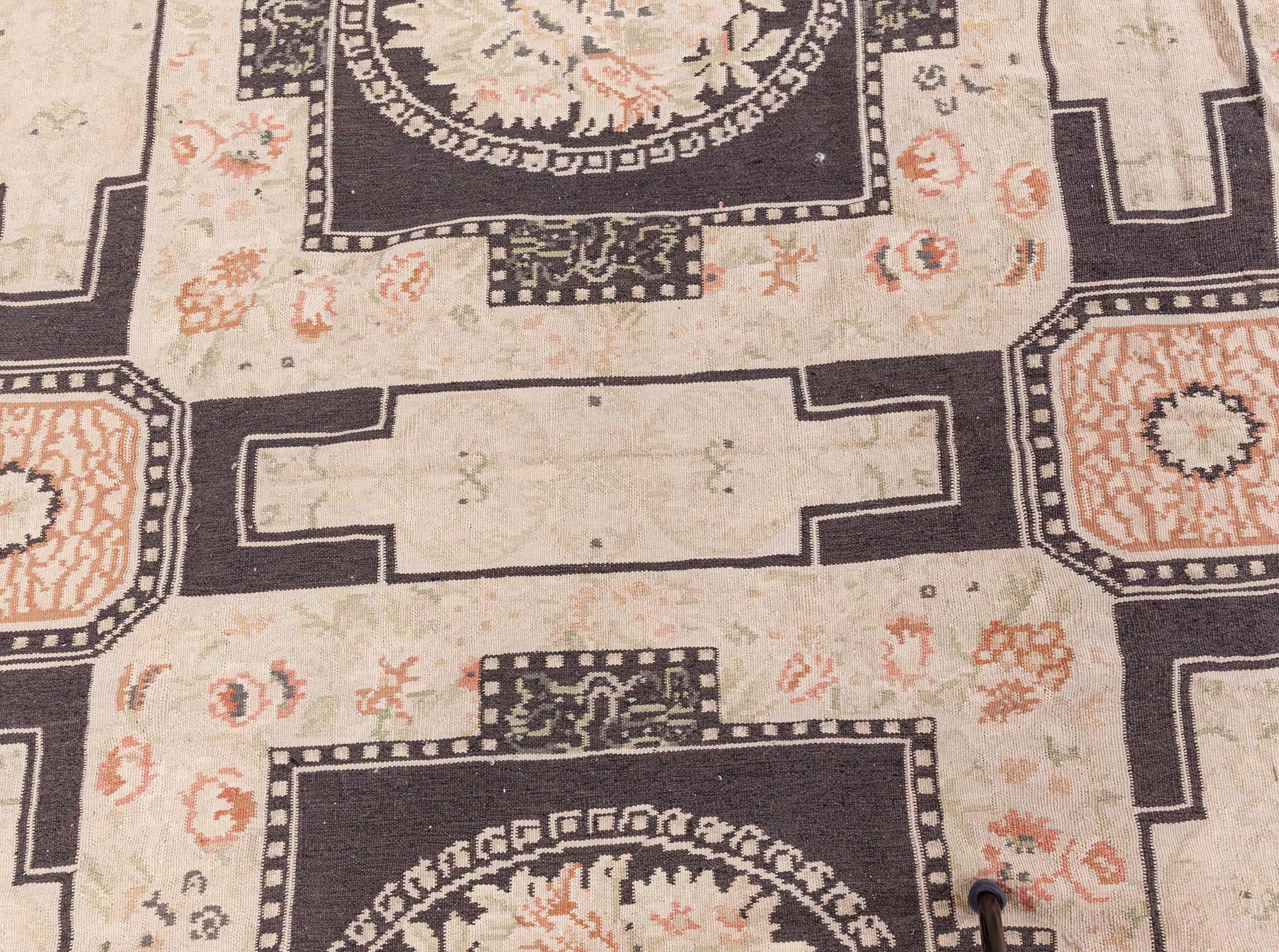 Zeitgenössischer, traditioneller, europäischer, inspirierter bessarabischer Teppich von Doris Leslie Blau im Zustand „Neu“ im Angebot in New York, NY