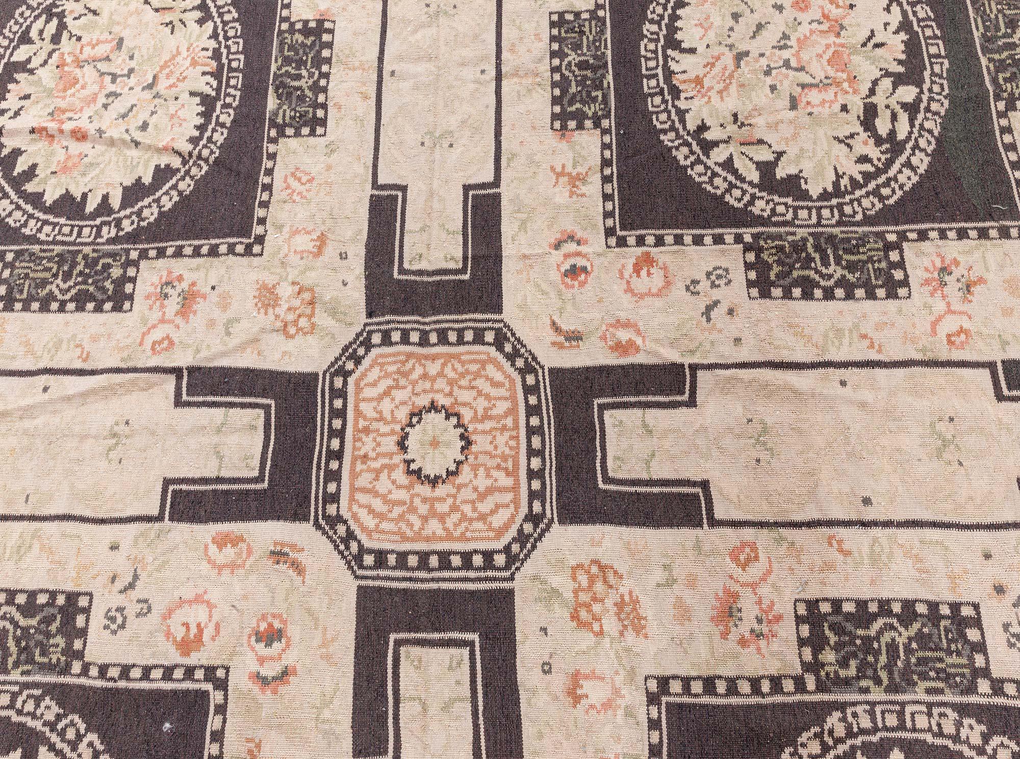 Zeitgenössischer, traditioneller, europäischer, inspirierter bessarabischer Teppich von Doris Leslie Blau (21. Jahrhundert und zeitgenössisch) im Angebot