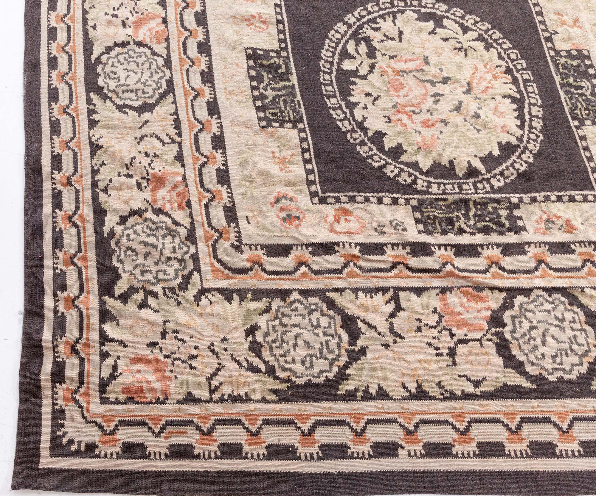 Zeitgenössischer, traditioneller, europäischer, inspirierter bessarabischer Teppich von Doris Leslie Blau (Wolle) im Angebot