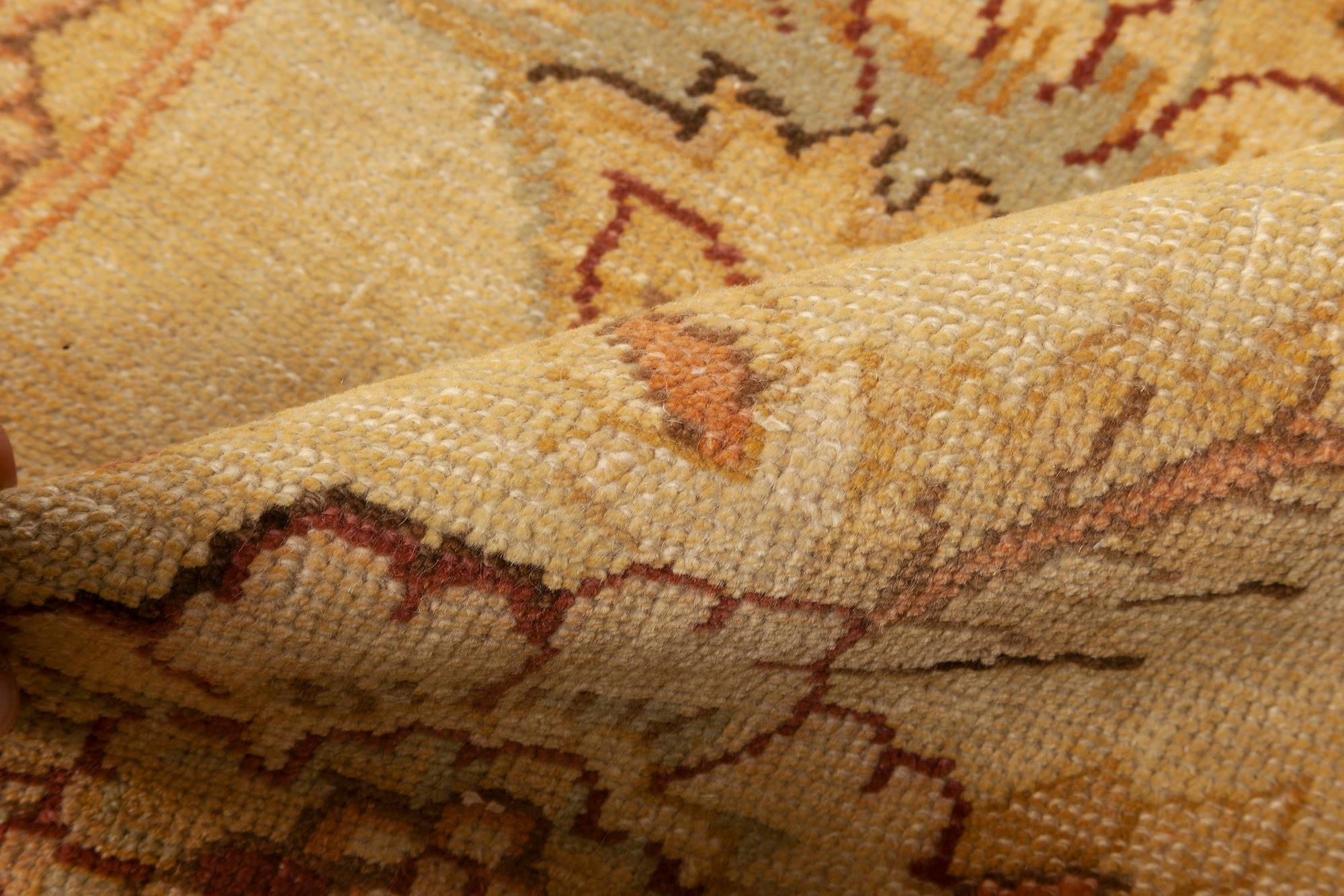 Zeitgenössischer, traditionell inspirierter Teppich mit Blumenmuster von Doris Leslie Blau.
Größe: 13,4