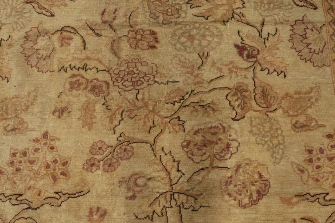 Moderno Tappeto contemporaneo di ispirazione tradizionale con design floreale di Doris Leslie Blau in vendita