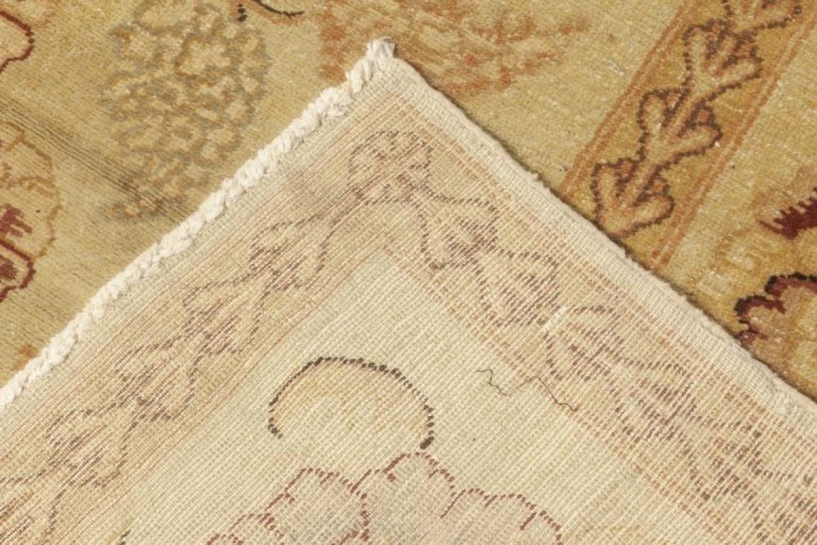 Lana Tappeto contemporaneo di ispirazione tradizionale con design floreale di Doris Leslie Blau in vendita