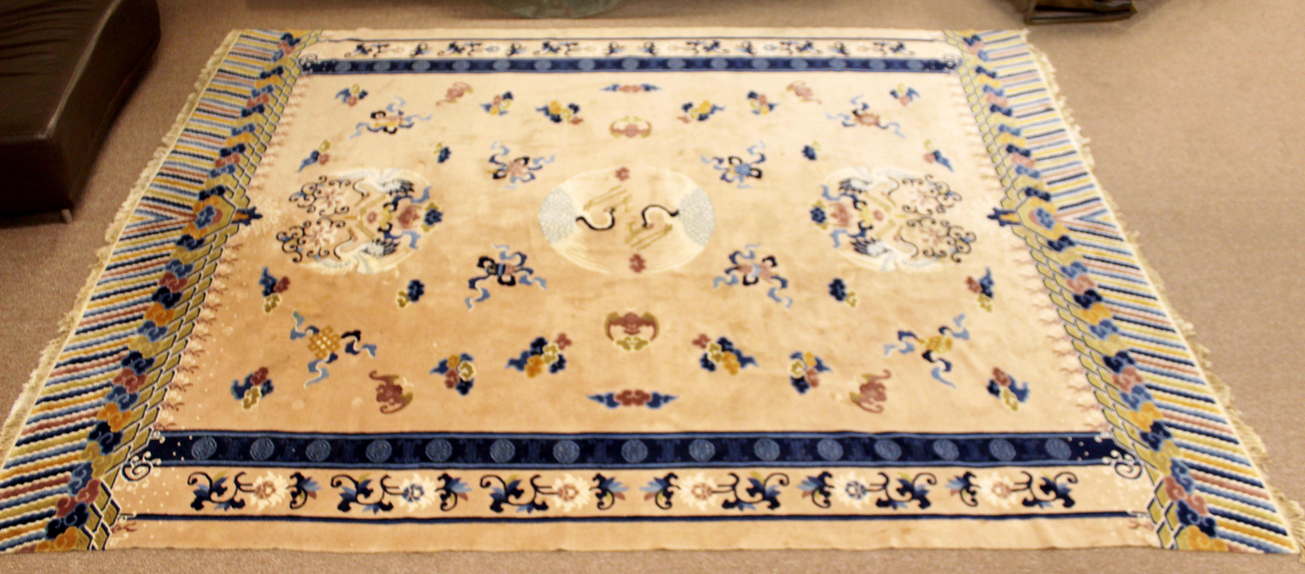 Wir bieten Ihnen einen exquisiten, großen, rechteckigen Teppich aus einer Seidenmischung mit Schwanenmuster. In ausgezeichnetem Zustand. Die Abmessungen sind 145