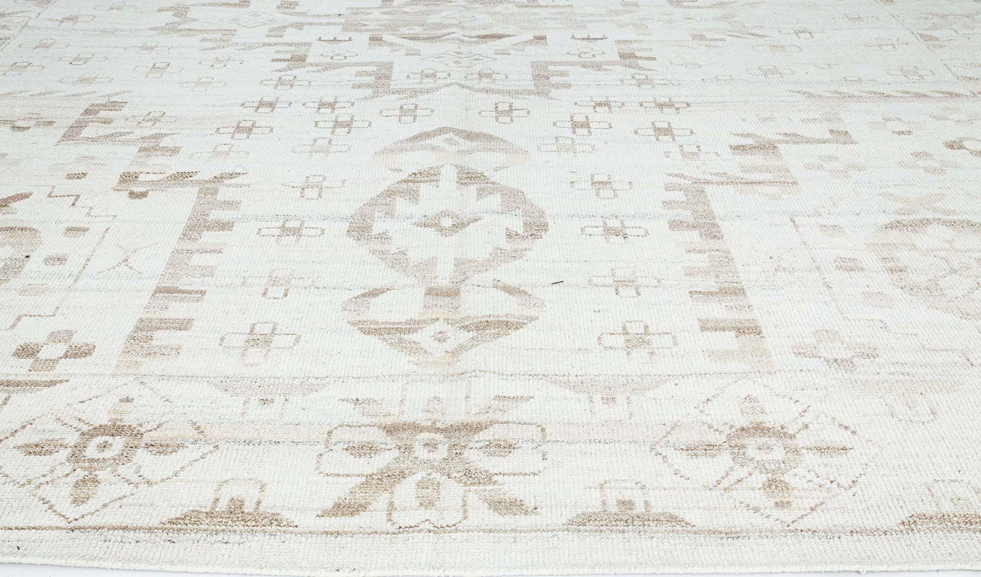 Zeitgenössischer traditioneller orientalisch inspirierter handgefertigter Teppich von Doris Leslie Blau.
Größe: 13'0