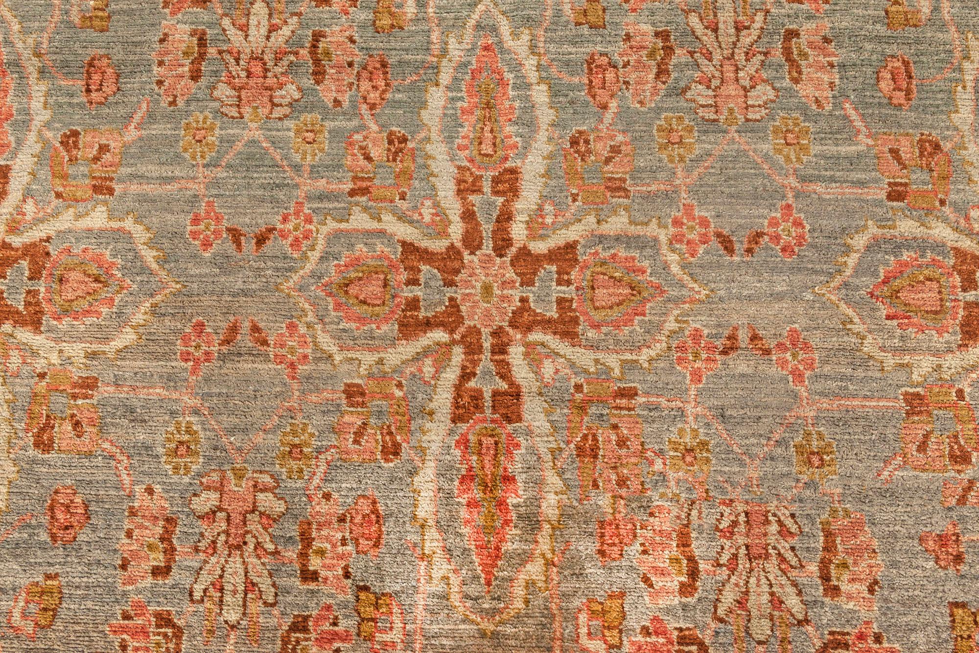 Zeitgenössischer traditioneller orientalisch inspirierter Teppich von Doris Leslie Blau
Größe: 6'9