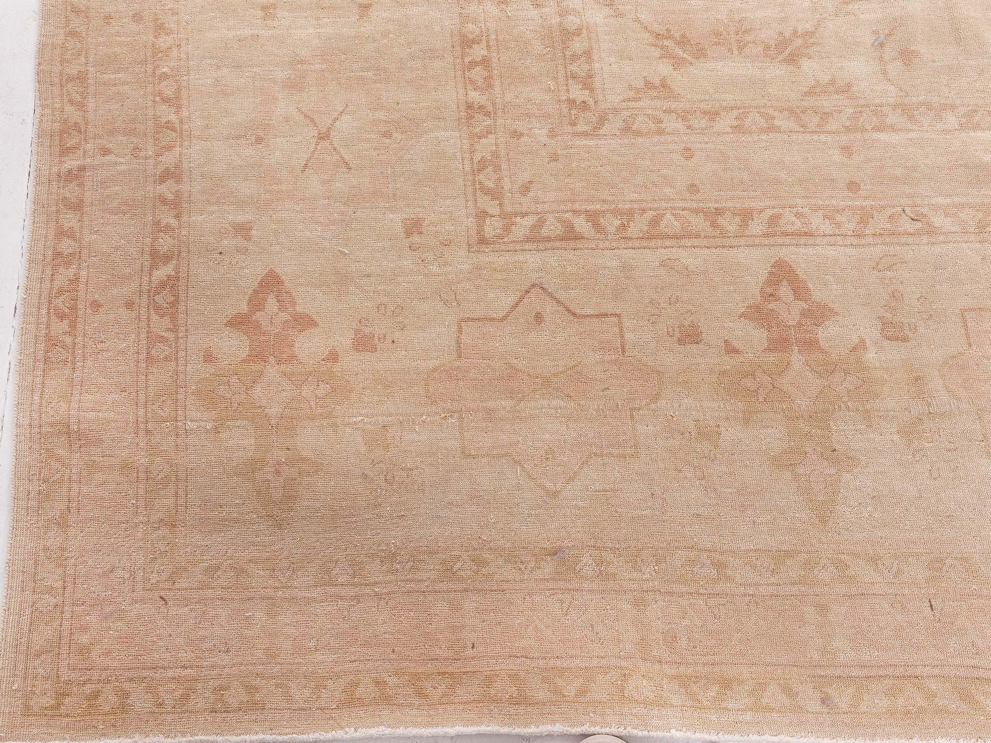 Zeitgenössischer traditioneller Tabriz inspirierter handgefertigter Wollteppich von Doris Leslie Blau
Größe: 12'8