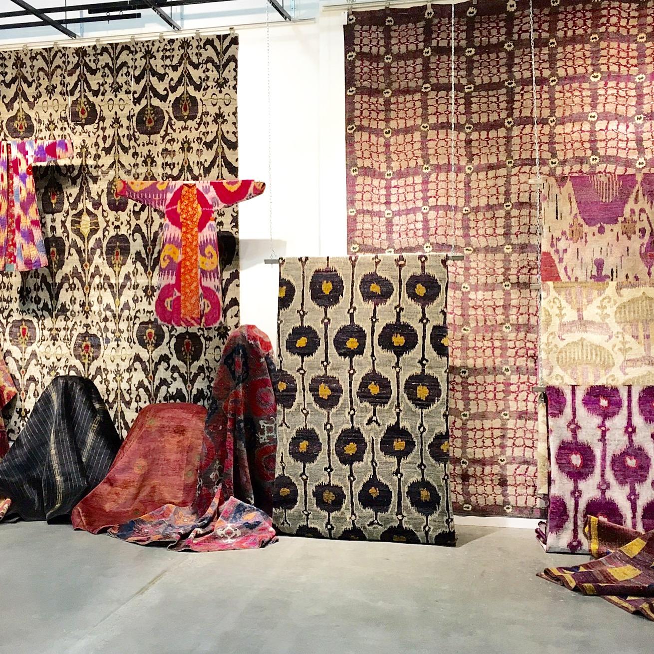 Zeitgenössischer, handgeknüpfter Ikat Teppich aus natürlicher Seide in Rosa  im Zustand „Neu“ im Angebot in New York, NY