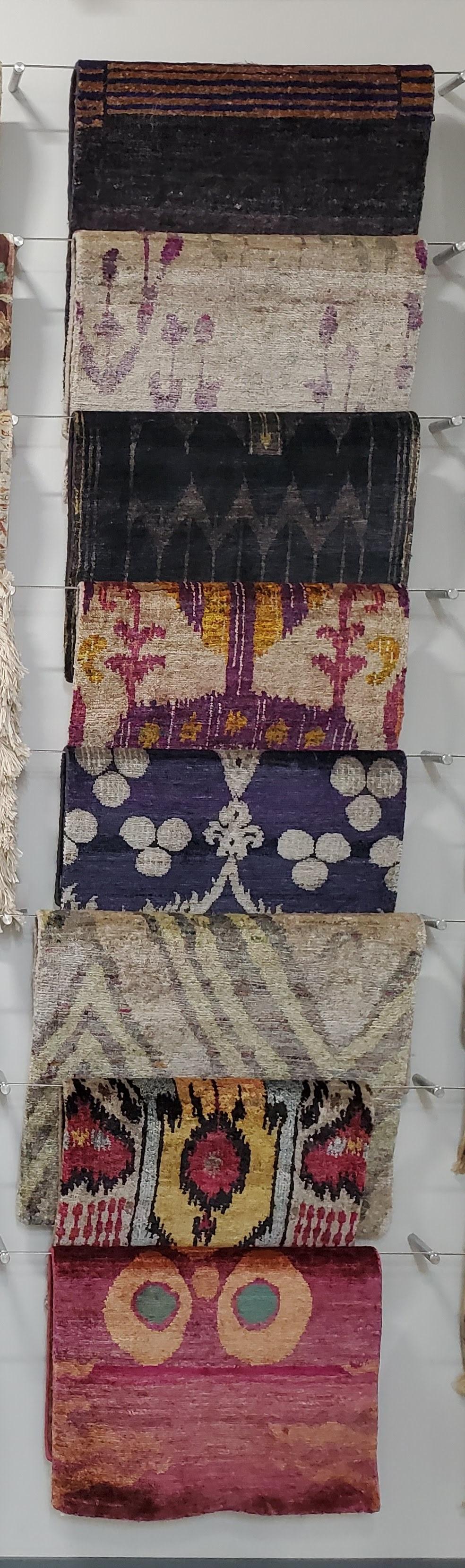 Zeitgenössischer, handgeknüpfter Ikat Teppich aus natürlicher Seide in Rosa  im Angebot 1
