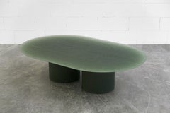 Table basse contemporaine en résine transparente vert foncé par Sabourin Costes