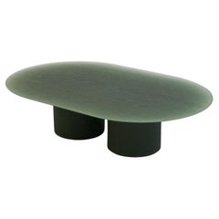 Table basse contemporaine en résine transparente vert foncé par Sabourin Costes