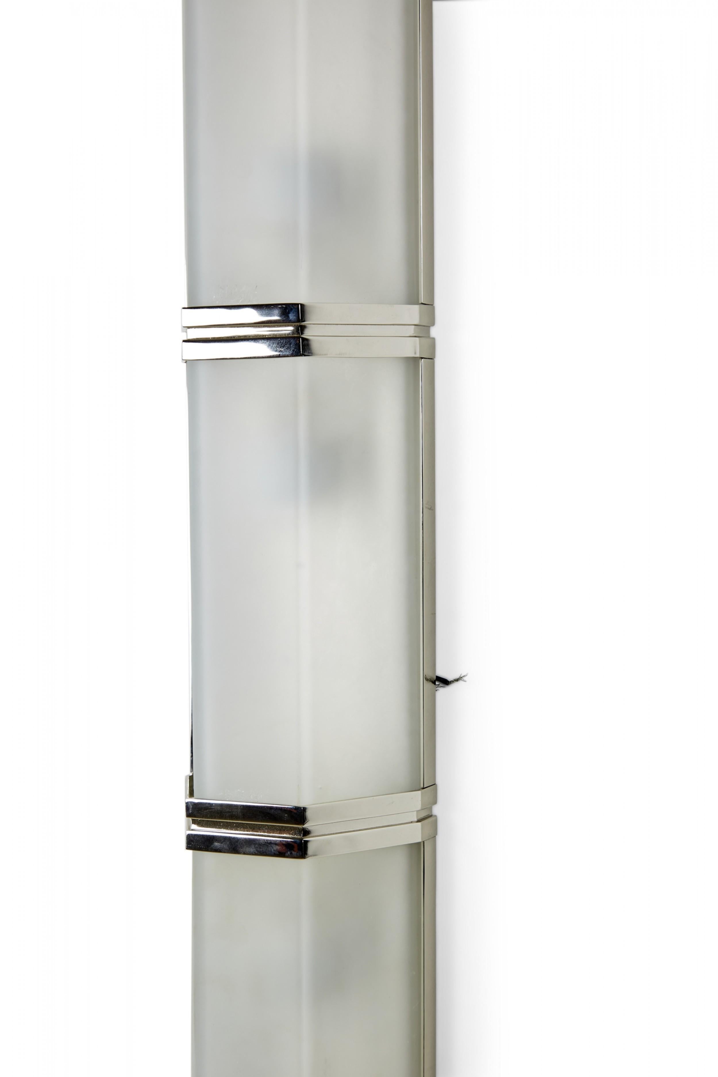Satinato Applique contemporanea trapezoidale in vetro smerigliato e metallo argentato in vendita