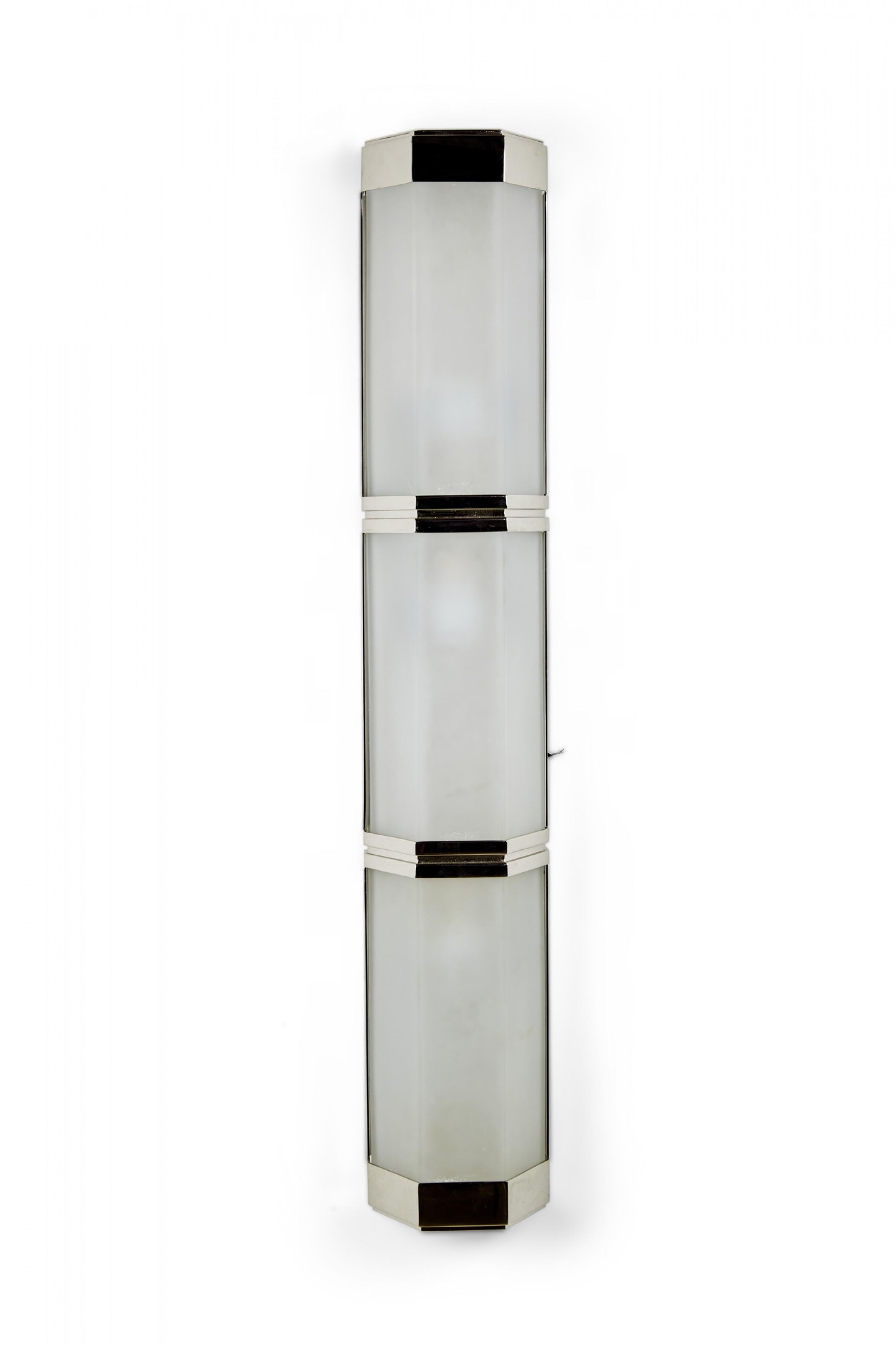 XX secolo Applique contemporanea trapezoidale in vetro smerigliato e metallo argentato in vendita
