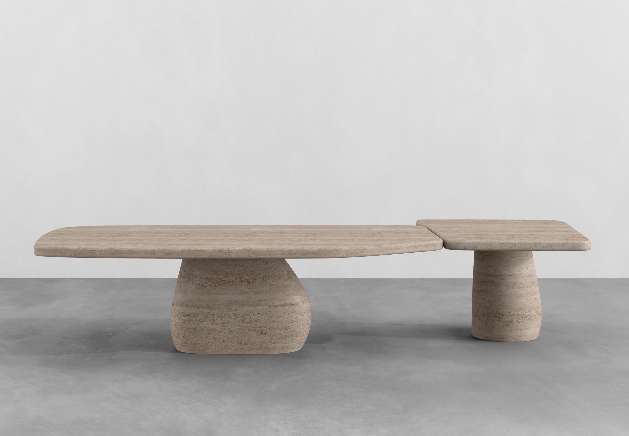 Bohème Table de salle à manger contemporaine en travertin Pigalle, 330 par Armand & Francine en vente