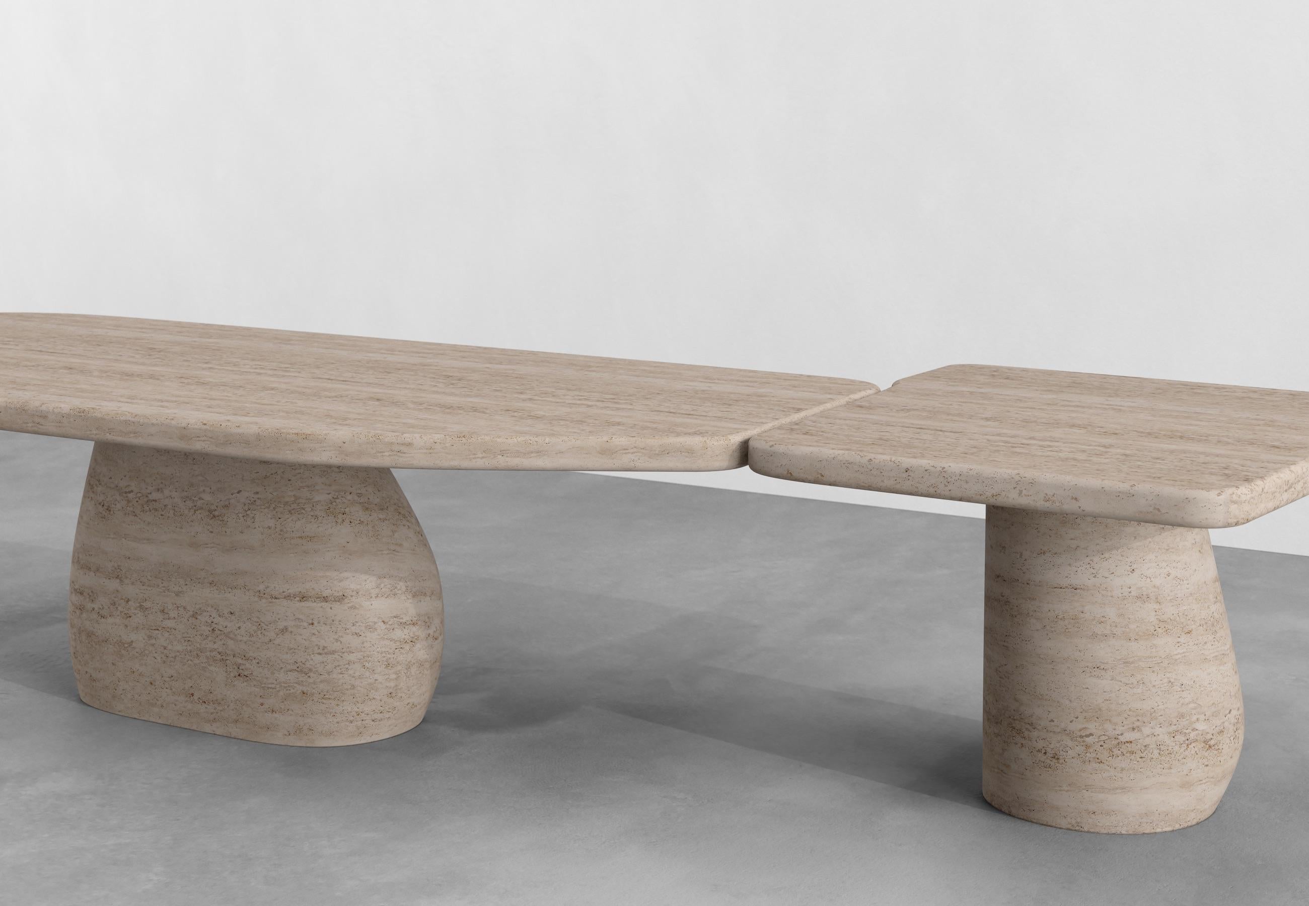 Belge Table de salle à manger contemporaine en travertin Pigalle, 330 par Armand & Francine en vente