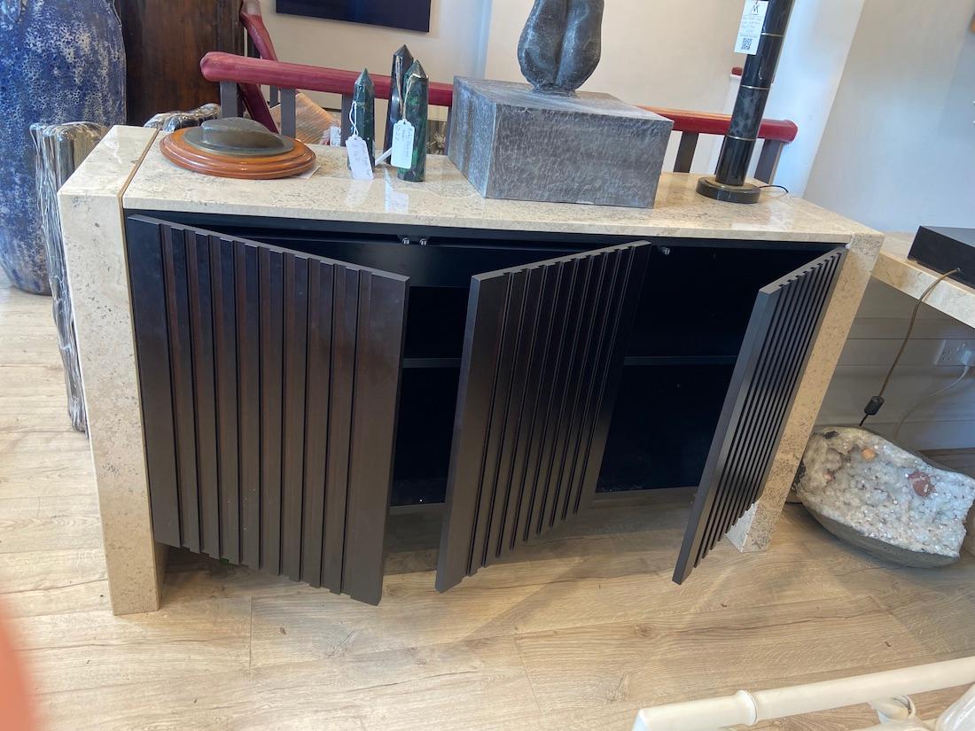 Aparador Travertino Contemporáneo Con Puertas Frontal Negro Moderno de mediados de siglo en venta