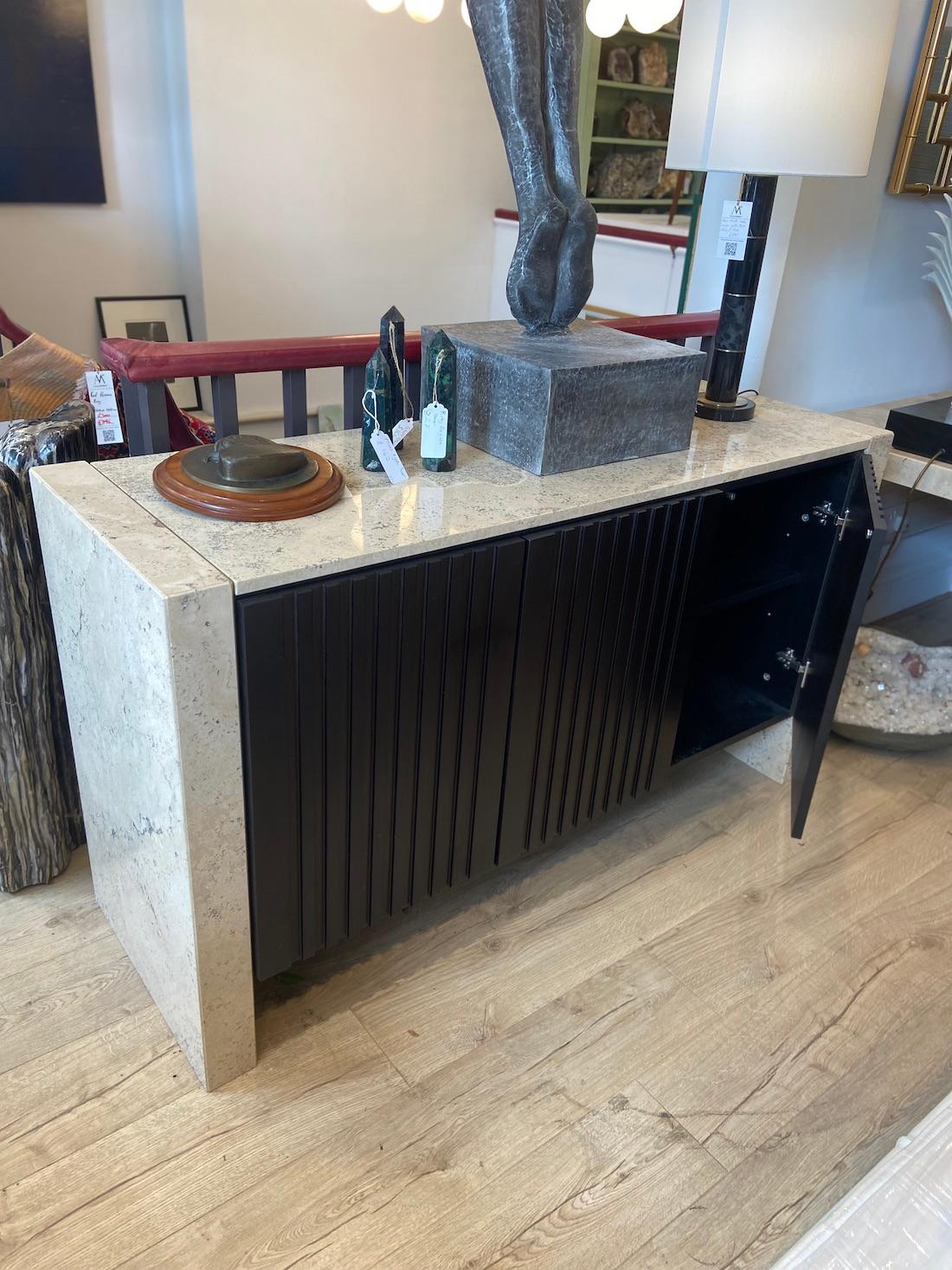 Aparador Travertino Contemporáneo Con Puertas Frontal Negro en Bueno estado para la venta en London, GB