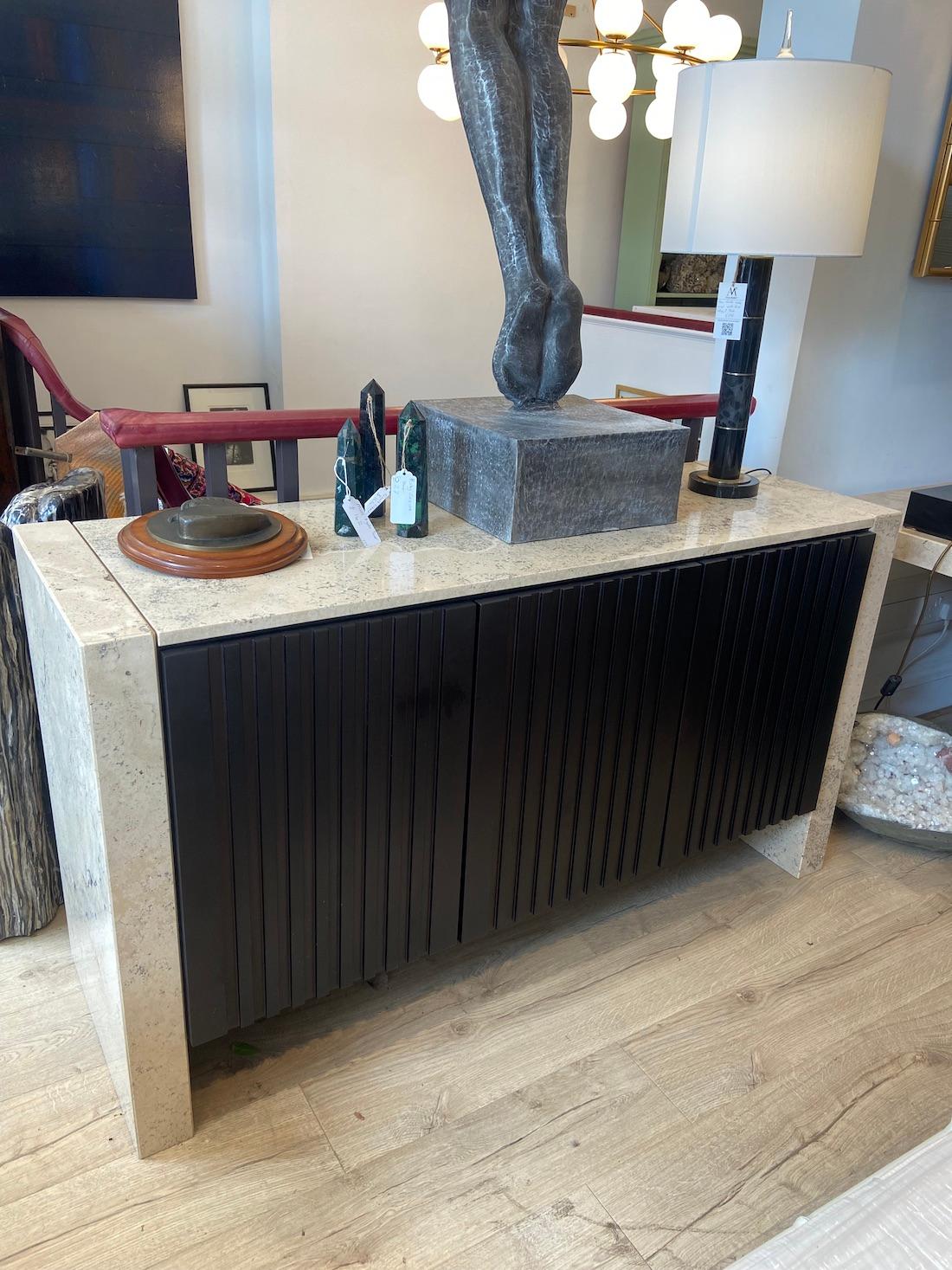 Aparador Travertino Contemporáneo Con Puertas Frontal Negro en venta 1