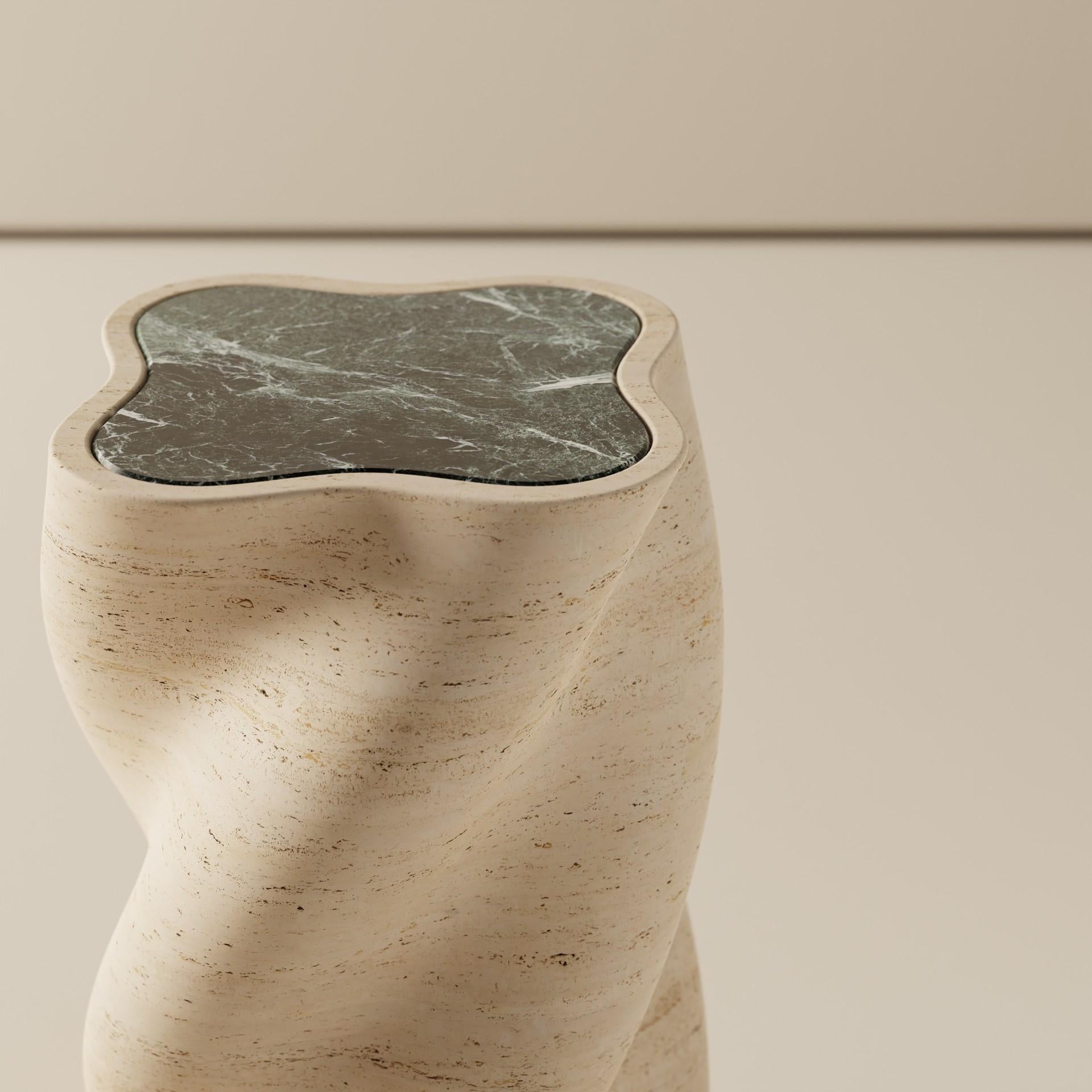 Contemporary Travertino Beistelltisch mit Verde Alpi Intarsie (Marmor) im Angebot