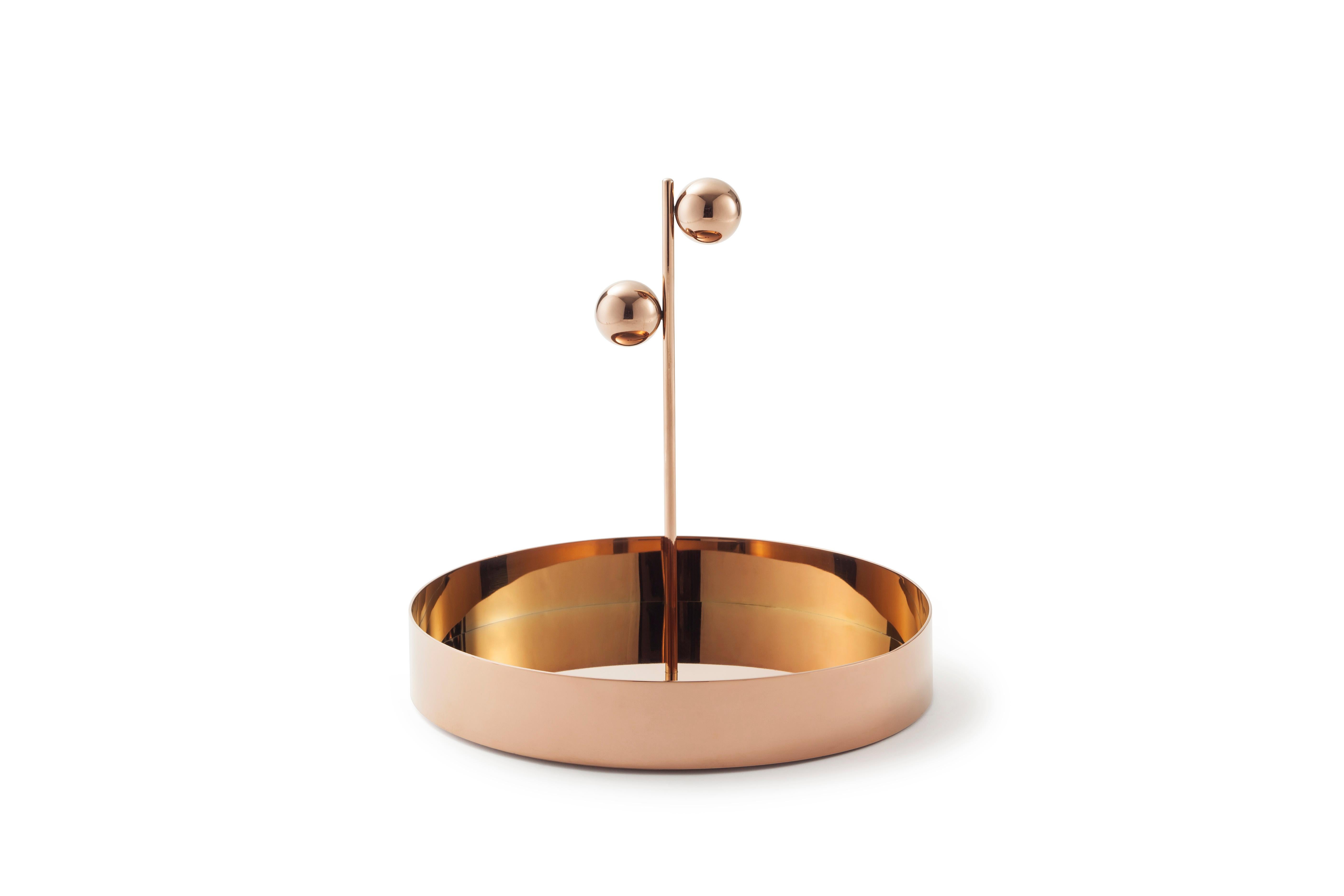 Contemporary tray
Measures: Diameter 25 x height 24 cm
Plated metal coated with glossy copper finish
From Earth, one can only see the portion of the Moon that is illuminated by the Sun. An image that is constantly changing as the Moon orbits the
