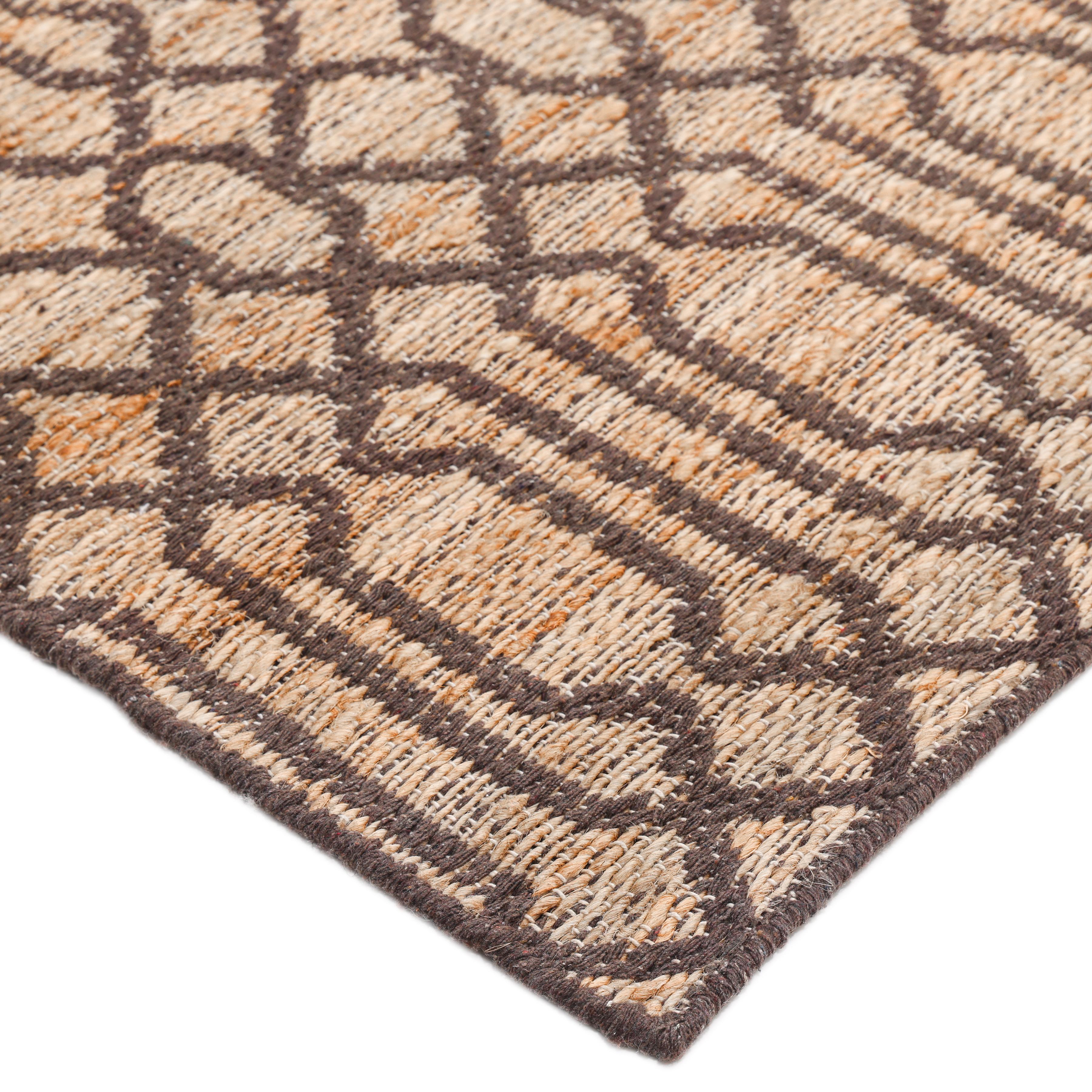 Die Transitional Jute Collection schlägt die Brücke zwischen Tradition und Moderne und bietet Teppiche, die für Vielseitigkeit stehen. Diese Teppiche im Vintage-Stil sind weich unter den Füßen und bieten eine angenehme Kombination von Texturen, die